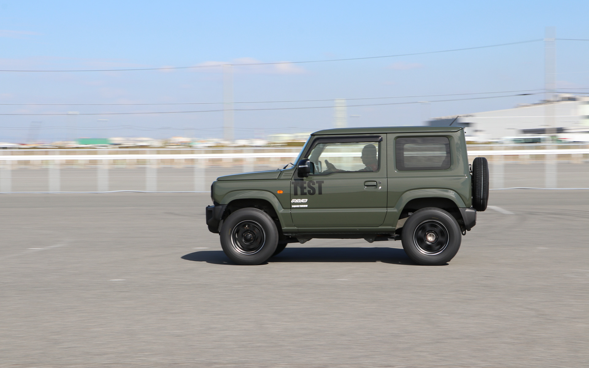 ジムニーの加速性能比較。ジムニー純正ホイールの重量は6.58kgとかなり軽量。たいしてTE37XT for Jは6.25kgなので、プラドのような転がりの差はほとんど出なかったようだ