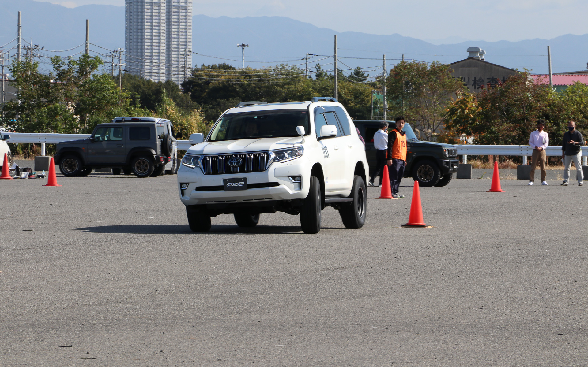 TE37XT装着時はステアリングの蛇角も抑えたまま旋回。最後までアクセルを緩めずに走行できたという