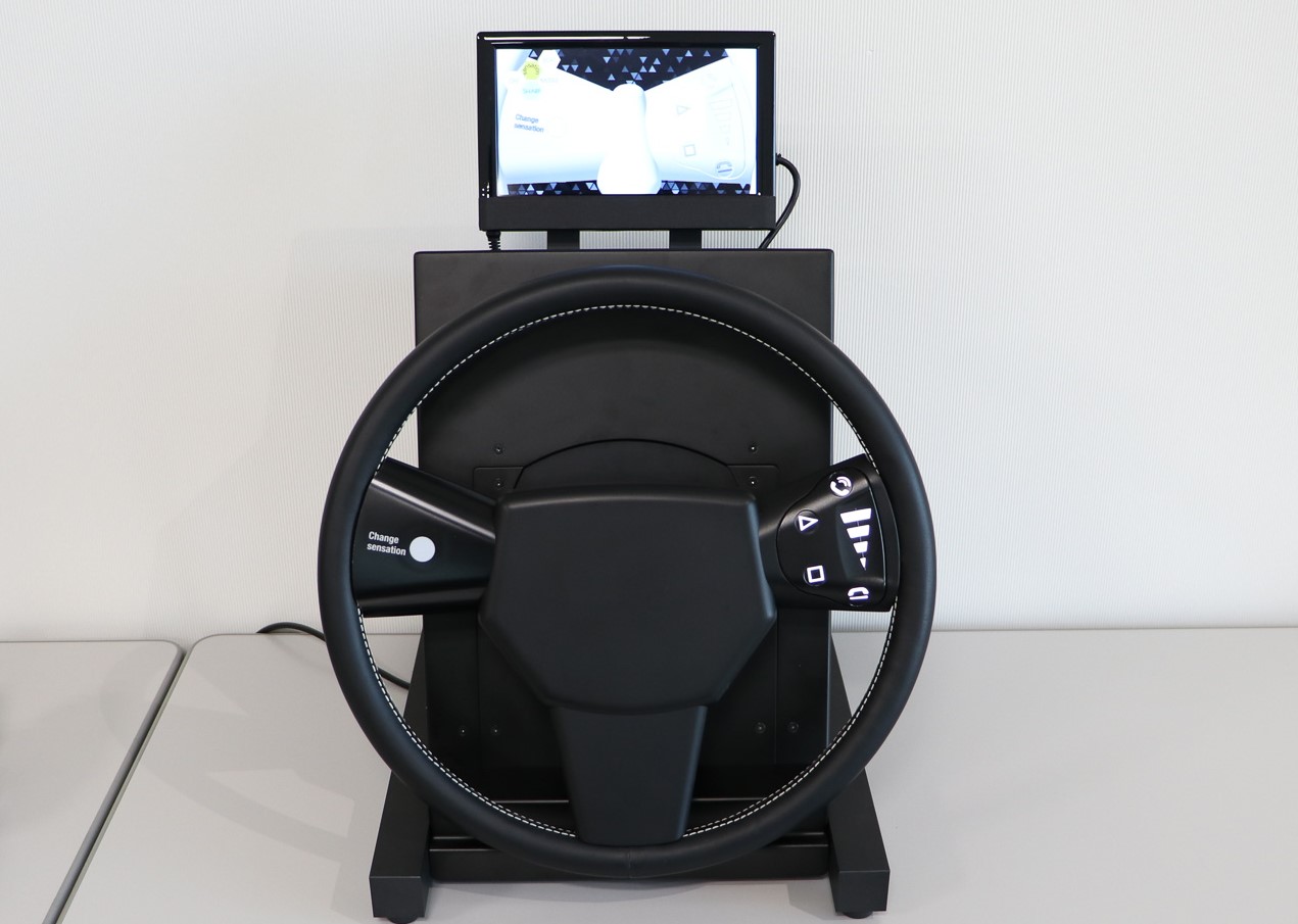 自動車のステアリングデモ機（HIEI）
