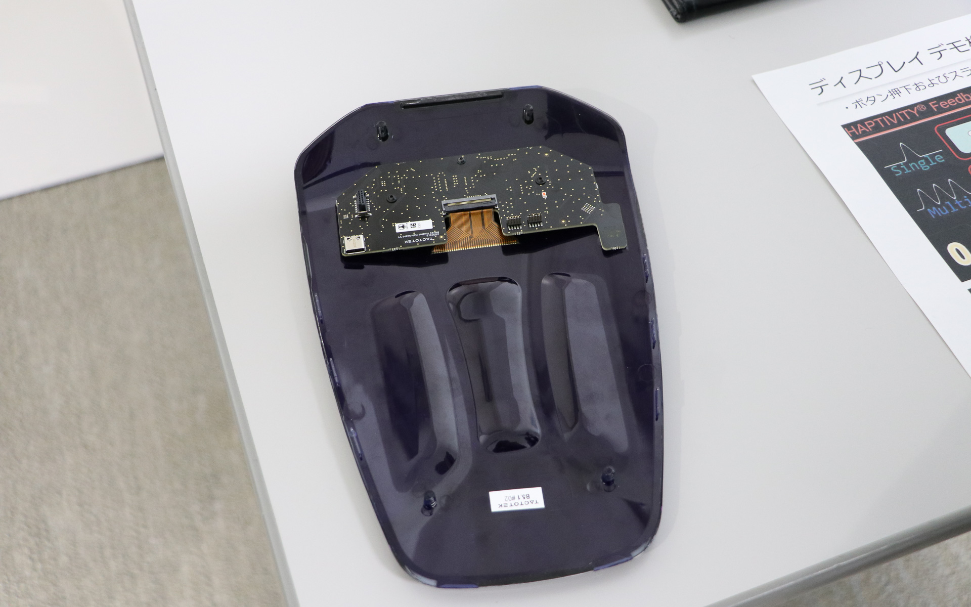 回路、タッチセンサー、スライダー、Bluetoothアンテナ、LEDが、3D成形された厚さ3mmの間に収められている