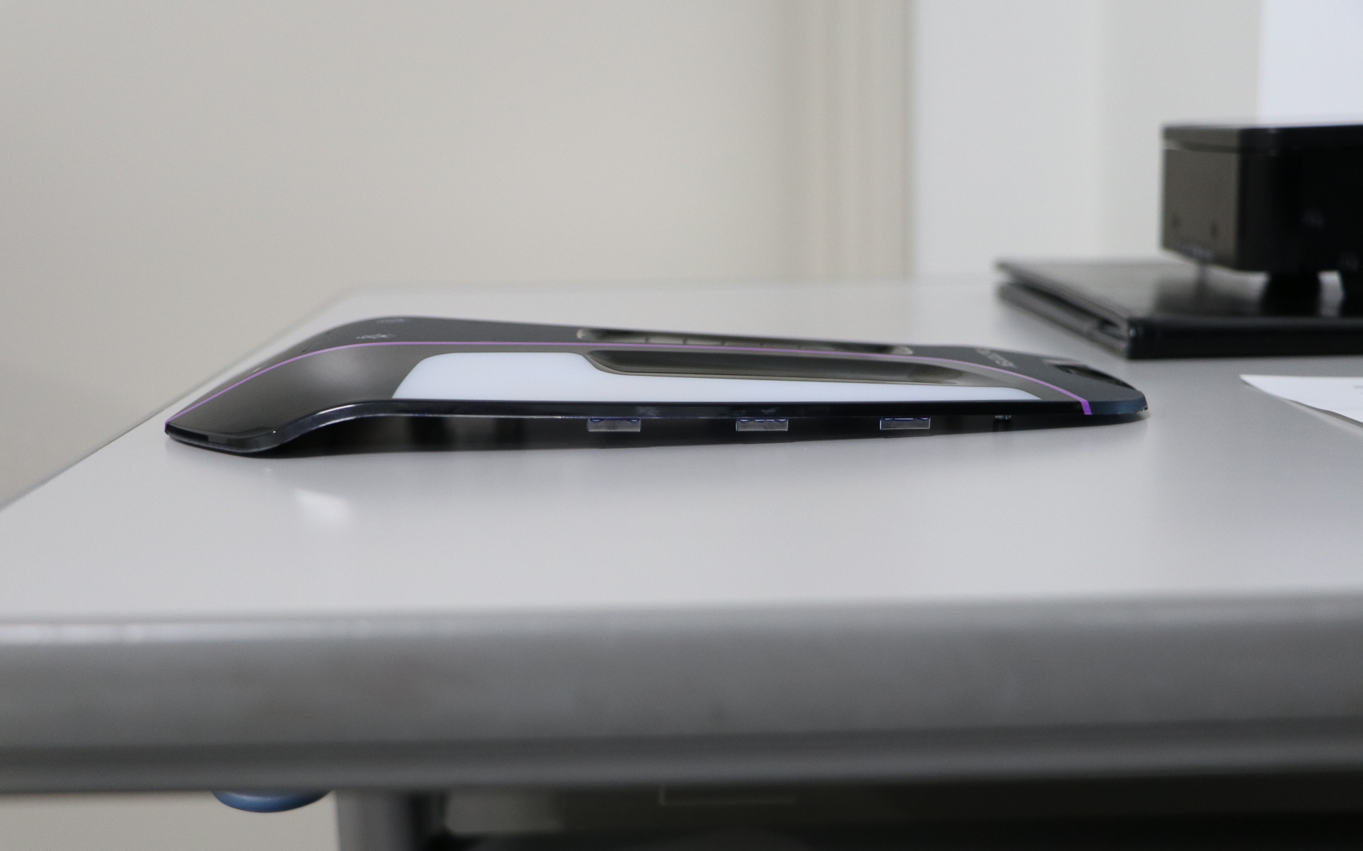 回路、タッチセンサー、スライダー、Bluetoothアンテナ、LEDが、3D成形された厚さ3mmの間に収められている