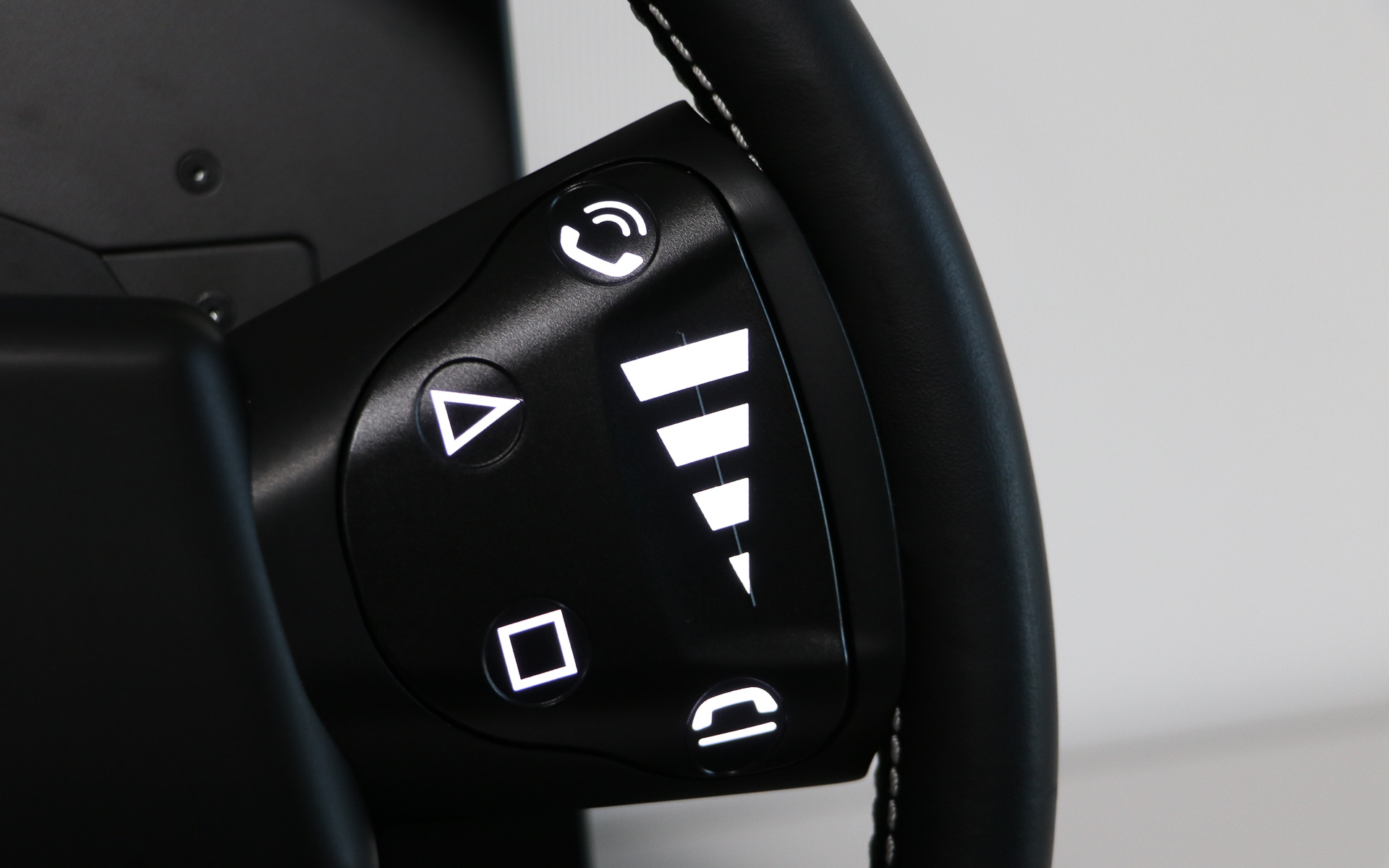 ステアリング上のモニターもで操作が色で見える