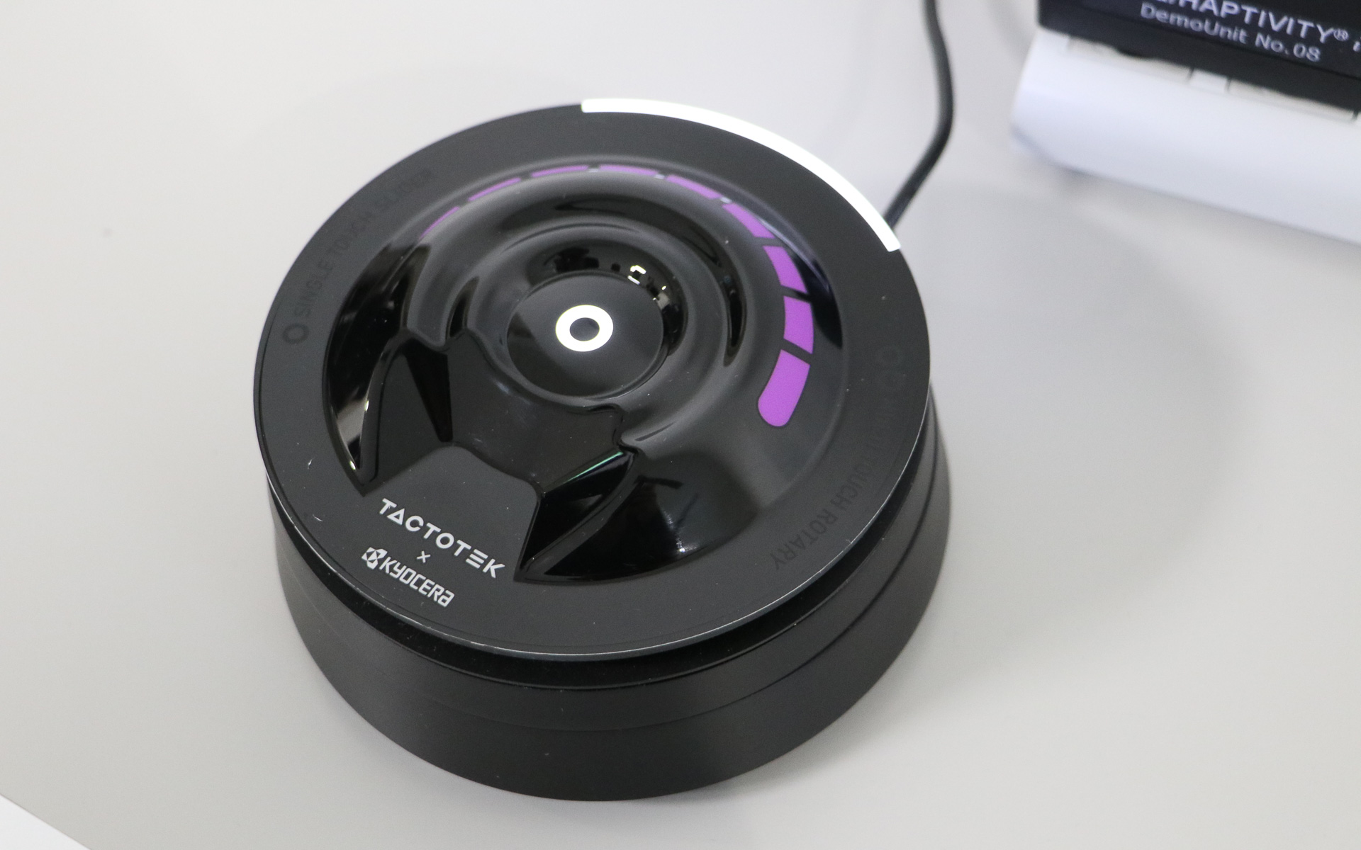 京セラが開発した「ハプティビティ アイ」のデモ機