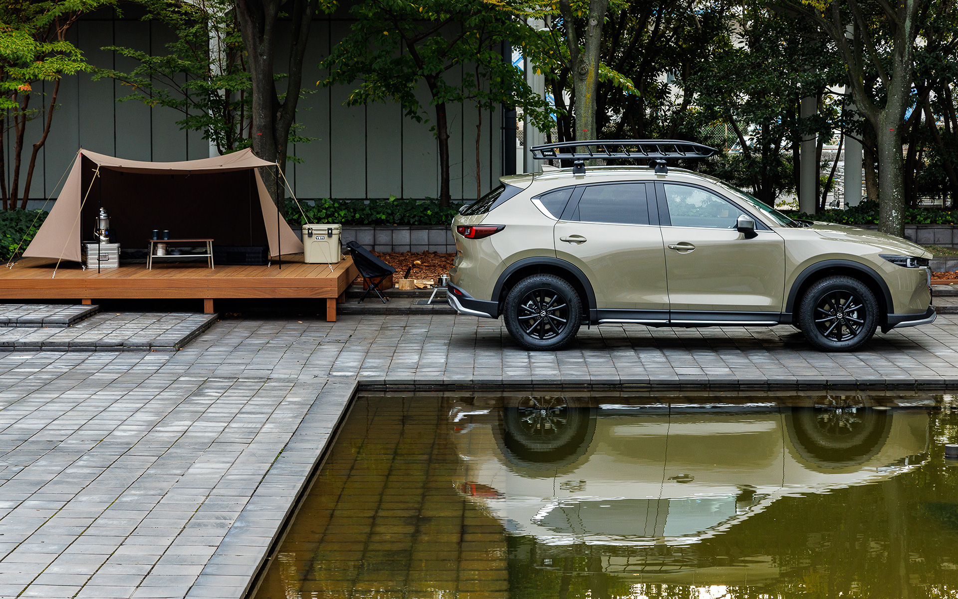 11月8日に受注を開始した「CX-5」商品改良モデルでは、「スポーツアピアランス」「フィールドジャーニー」「エクスクルーシブモード」というテイストの違う3つのグレードが設定される（写真はフィールドジャーニーのオプションパーツ装着車）