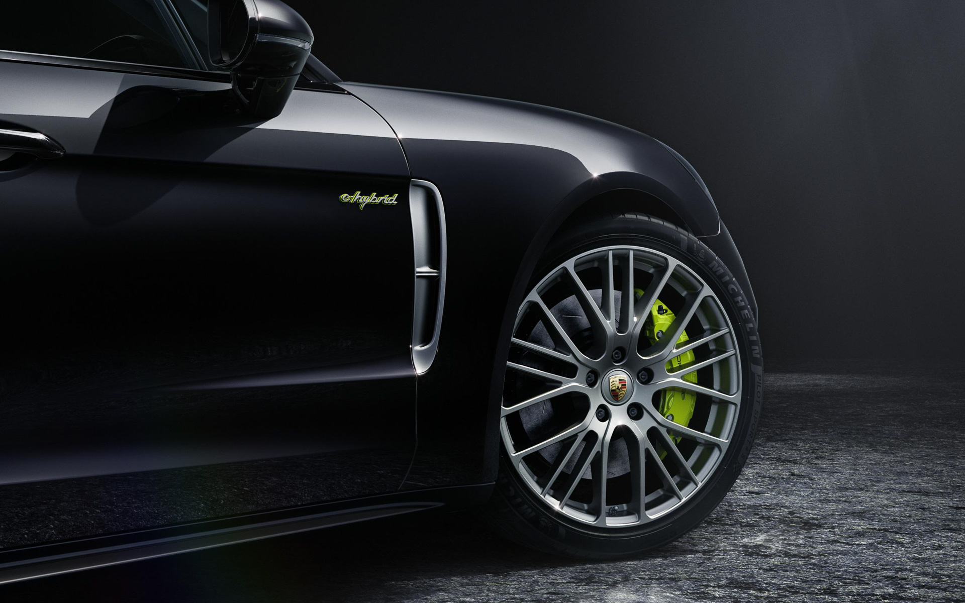 エクステリアではPDLS Plusを組み込んだLEDマトリックスヘッドライトやプラチナ塗装の21インチエクスクルーシブデザインスポーツホイール、ブラックのスポーツテールパイプなどを採用