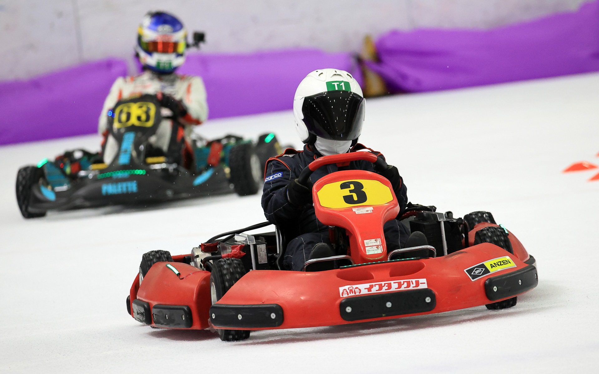 1チーム2台編成で、2週目に順番を入れ替える特殊ルールを採用