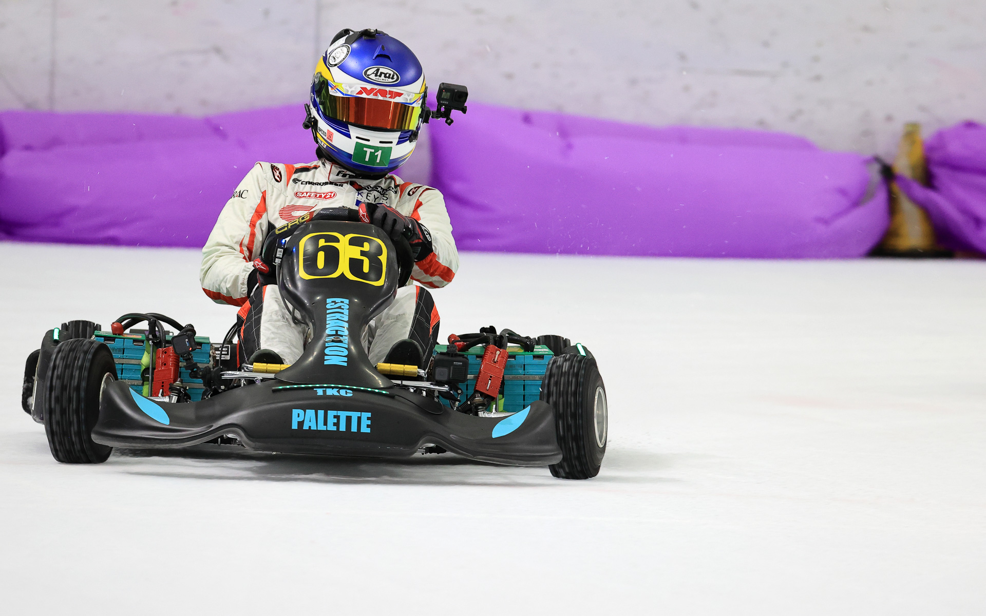 氷上ではパワースライドも楽々です