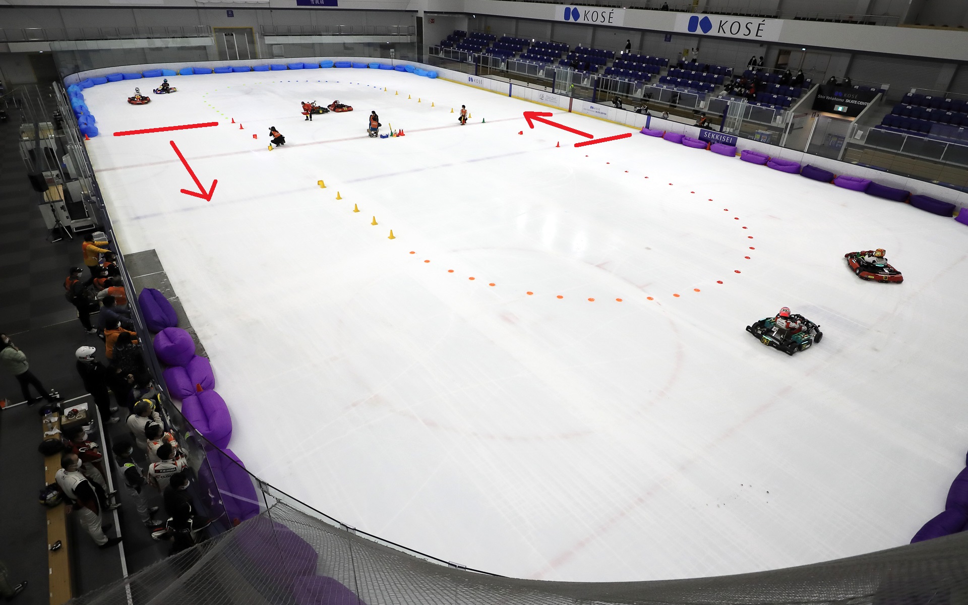 レースはパシュート形式を採用。2つのチームが反対側で同時にスタートする