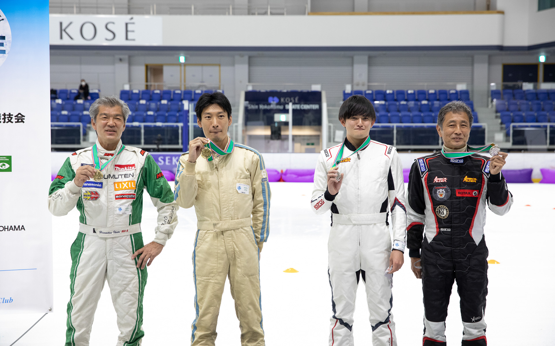 優勝したKRFレーシングチーム（左）、準優勝のアルボルアルデア（右）