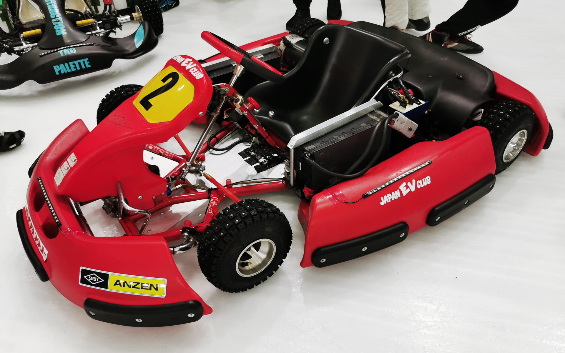 EVカートは手作り。シートの左右に大きなバッテリを搭載していた