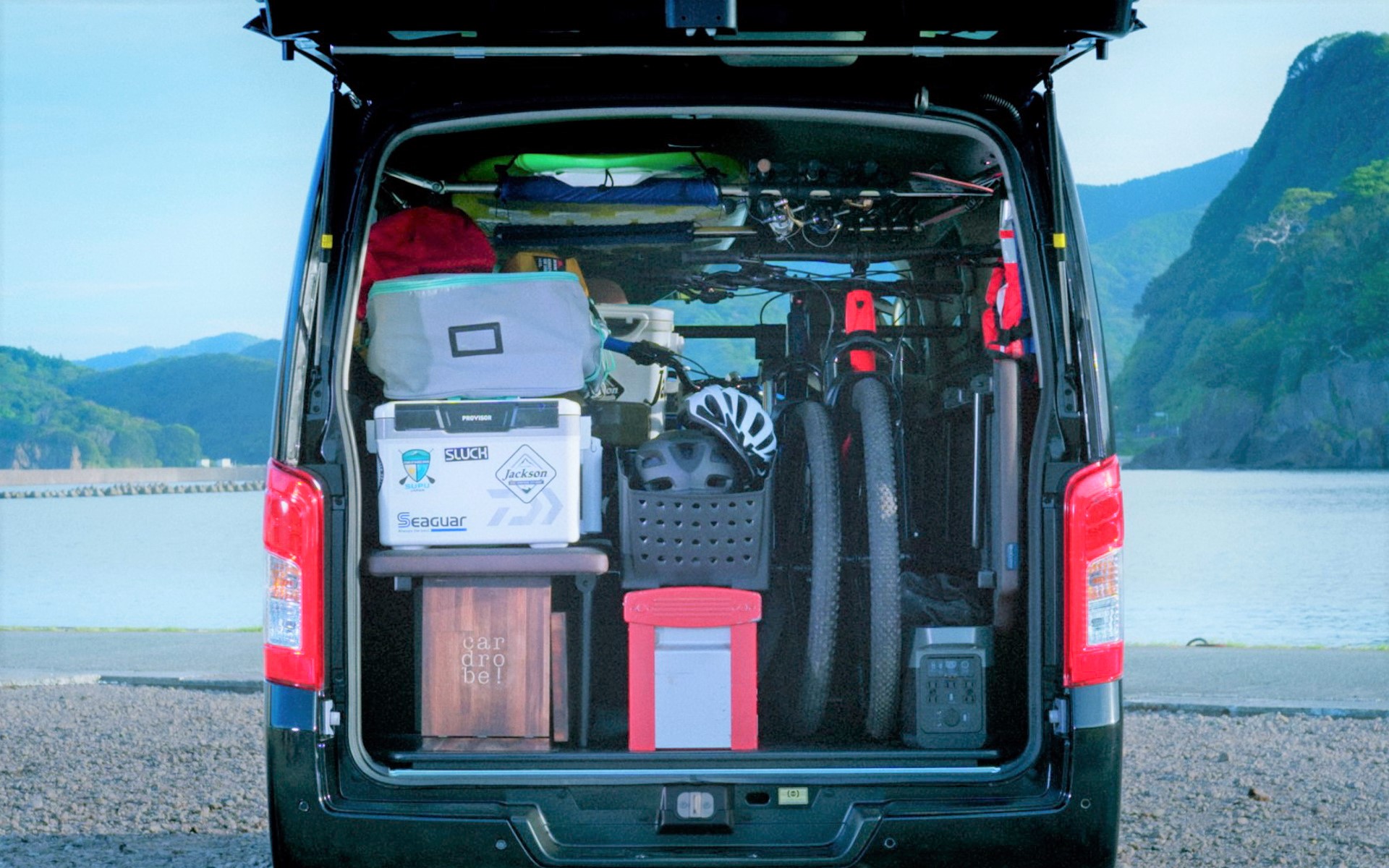 “プロ仕様”のギアを詰め込んだキャラバンに乗って冒険に出かける体験型ツアー