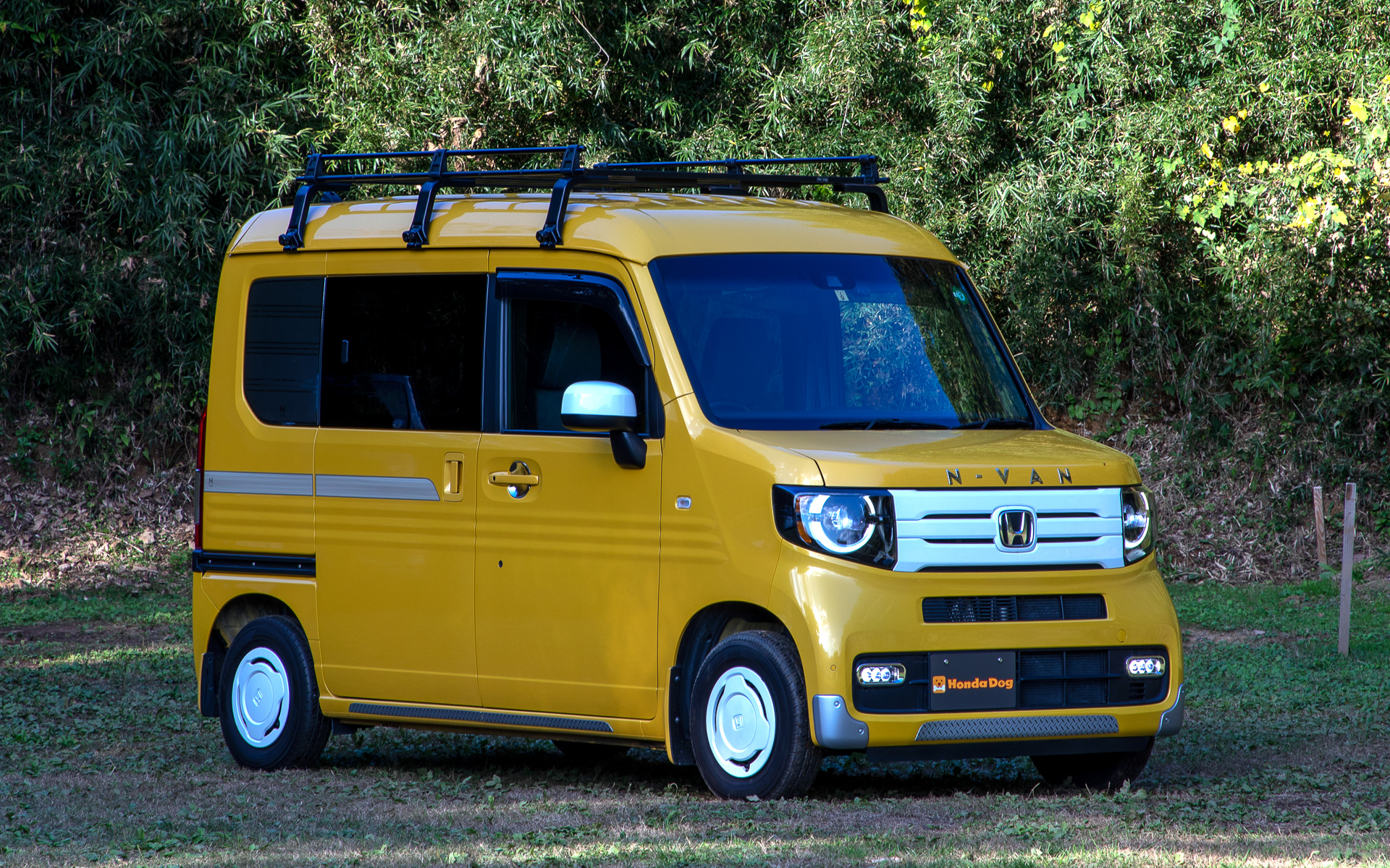 本田技研工業のN-VAN。グレードは＋STYLE FUN HondaSENSING。ボディカラーはプレミアムイエローパールII｡純正アクセサリー装着車