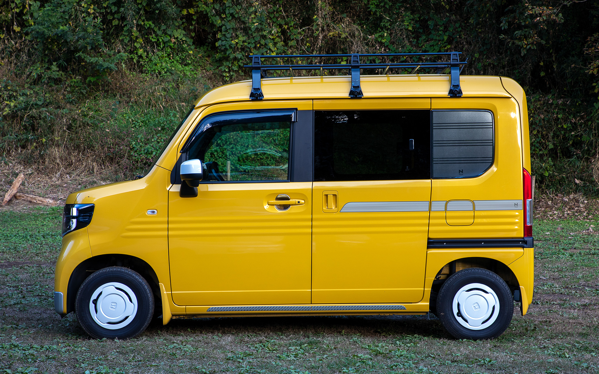 本田技研工業のN-VAN。グレードは＋STYLE FUN HondaSENSING。ボディカラーはプレミアムイエローパールII｡純正アクセサリー装着車