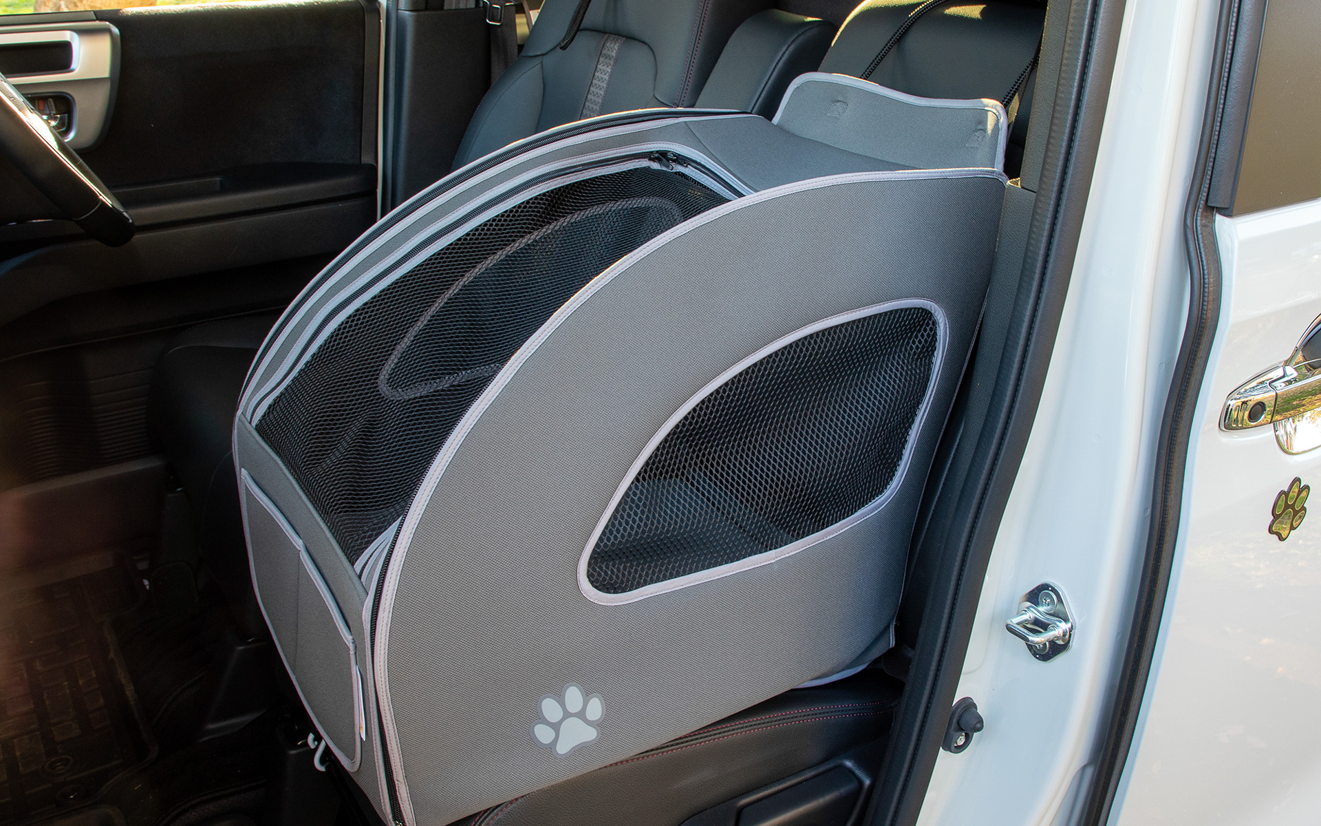 小型犬向け車内サークルの「ペットシートプラスわん2」。前作ペットシートプラシわん」からサイズアップされている。価格は2万1450円。カラーはグレーとブルーの2色が設定されている