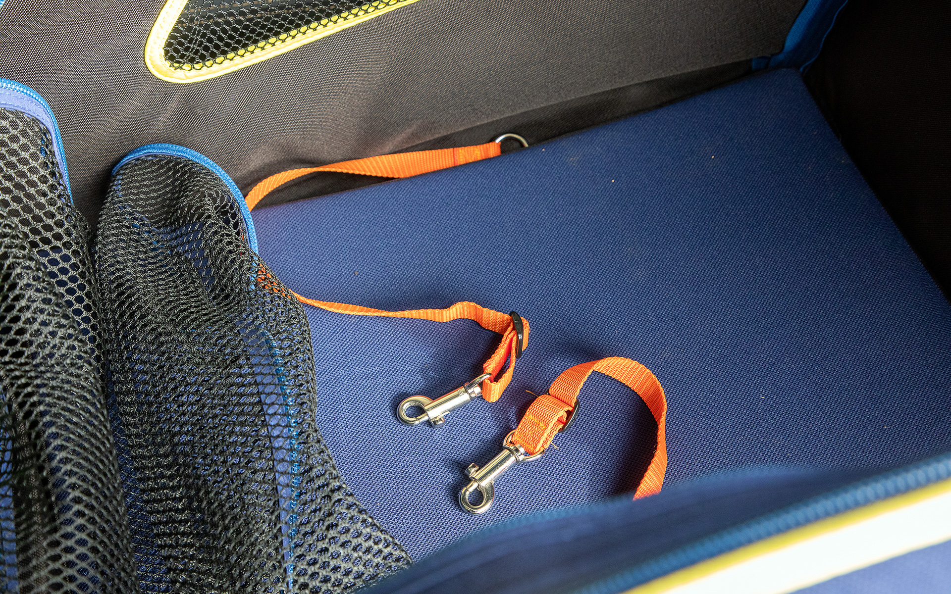 ペットシートプラスわん2は本体にあるベルトでシートに固定する。助手席だけでなく2列目シートへの固定もできる