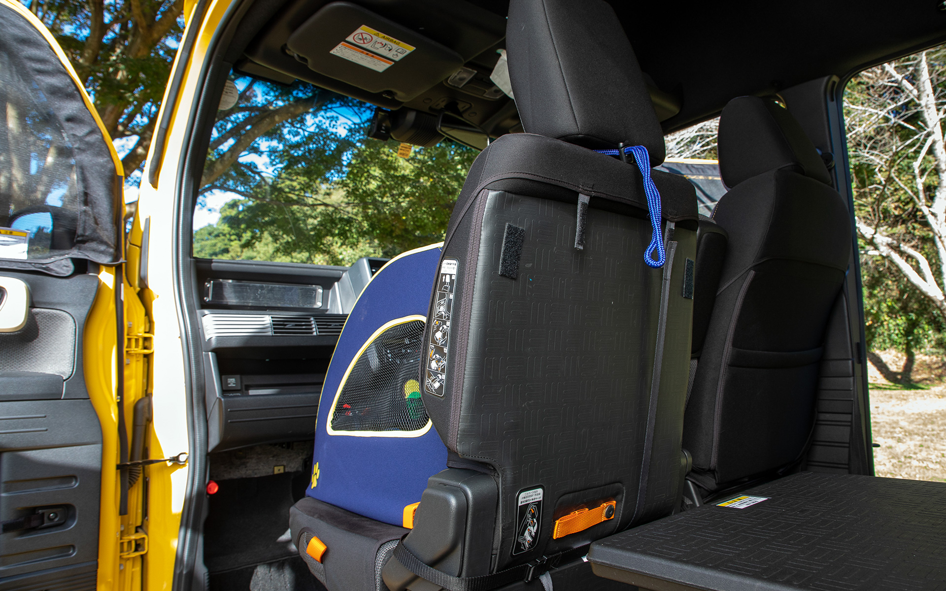 飛び出し防止用リード。超小型犬なら2頭入ることができるのでリードは2本付いている