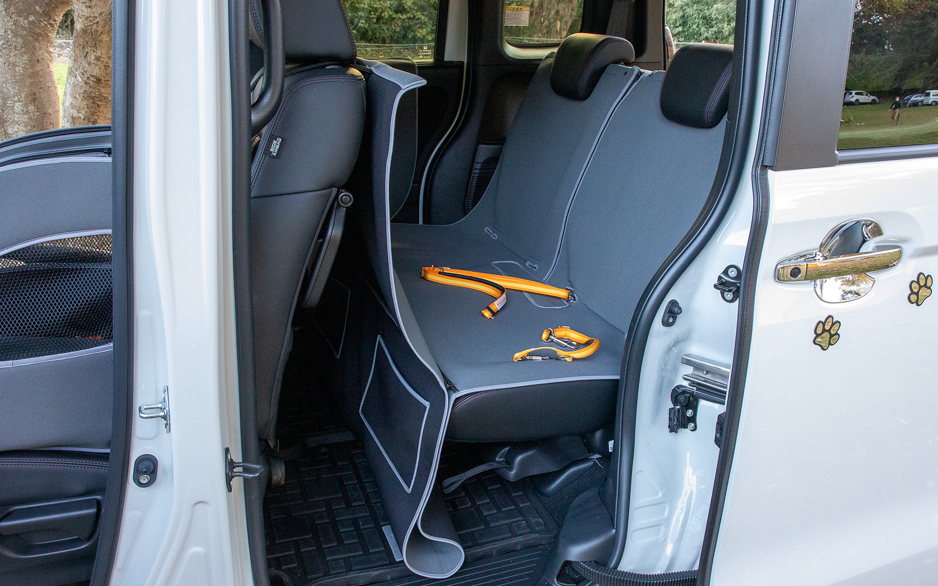 こちらは大型犬用のペットシートマット。N-VANへの適合はなく、画像はN-BOXへの装着。価格は1万7600円。その他適合は<a href="https://www.honda.co.jp/ACCESS/dog/item/?from=dog" class="n" target="_blank">Honda DogのWebサイト</a>で確認していただきたい