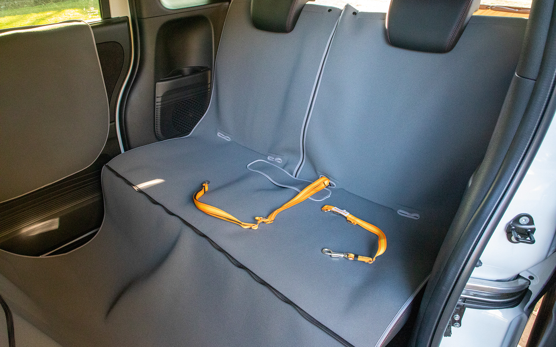 ファスナーを開けることで長さを伸ばせるのでリアシートのスライド機構がある車種にも対応