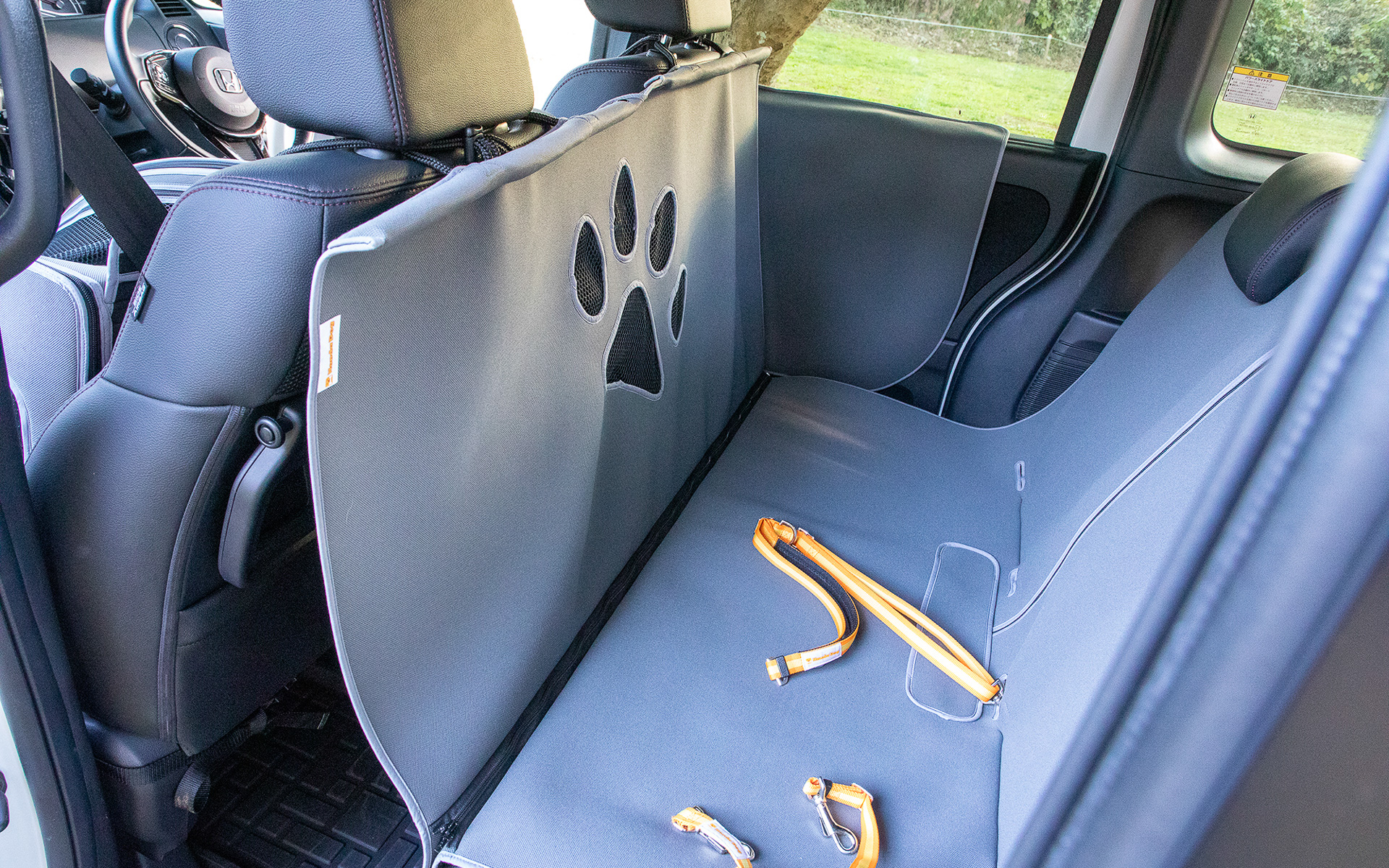 ISOFIXにつなぐ「ペット車外飛び出し防止リード」（別売り、3850円）と組み合わせることを推奨