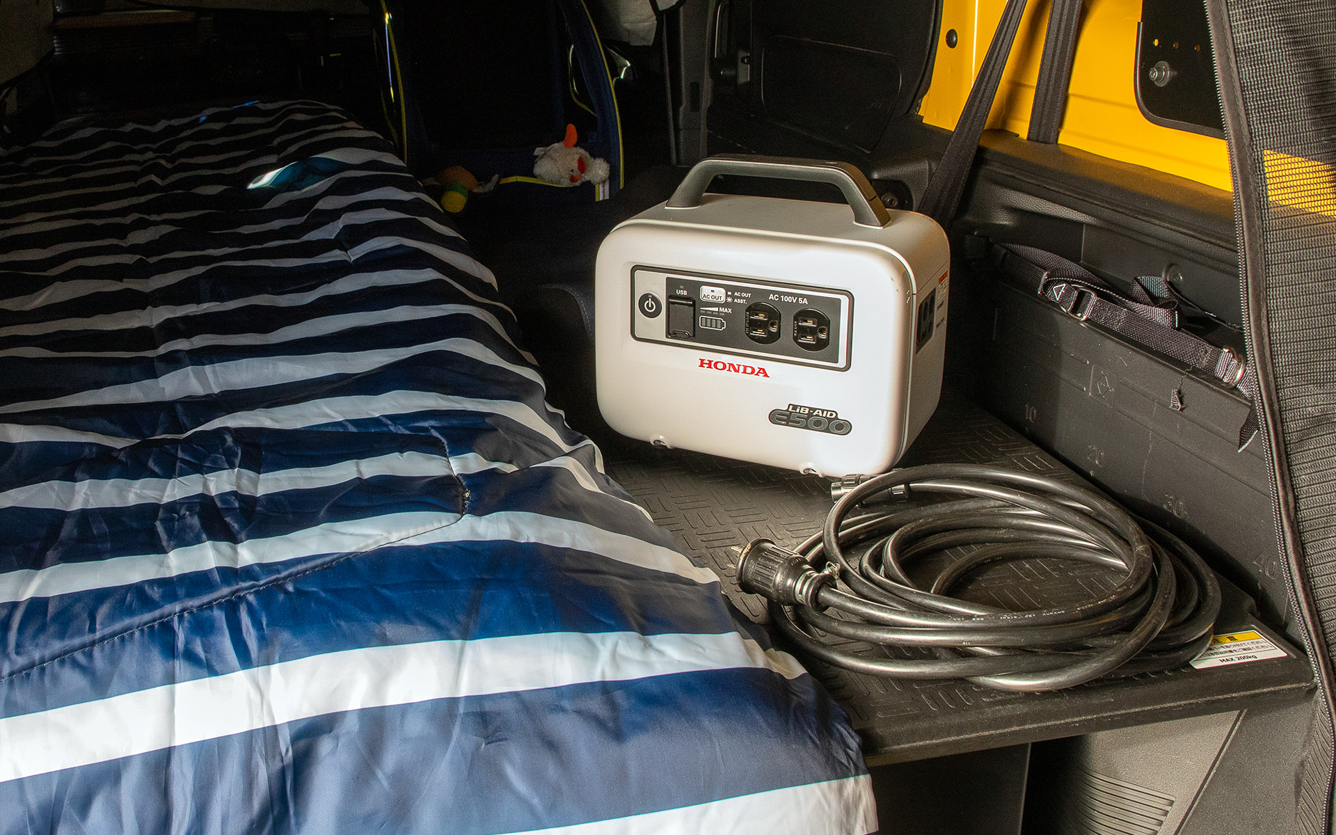 ホットカーペットや電気毛布を一晩使うにはかなり容量のある電源でないと厳しい。人用の電気毛布であれば500Wは欲しい