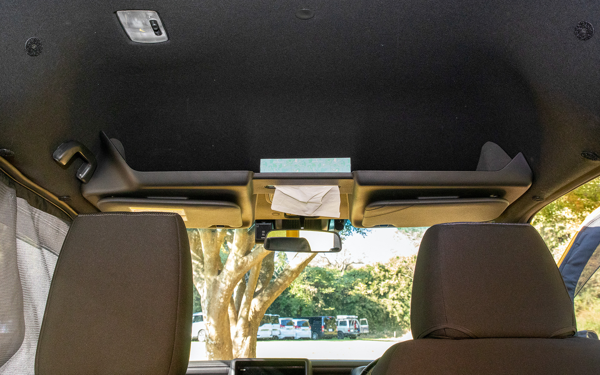 運転席上のスペースに付けるルーフコンソール。価格は1万8150円。小物収納だが車中泊時は小さいモノなど「どこへいった？」となりやすい。そこでルーフコンソールに置いておく