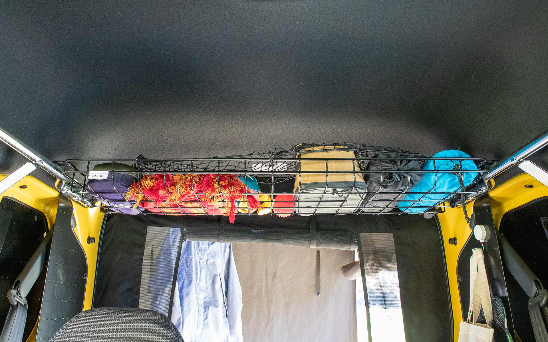 こちらはルーフインナーラック。価格は1万1000円。耐荷重は5kg。カゴなので着替えやタオルなど入れておくのにちょうどいい。ルーフインナーサイドパイプとの同時装着