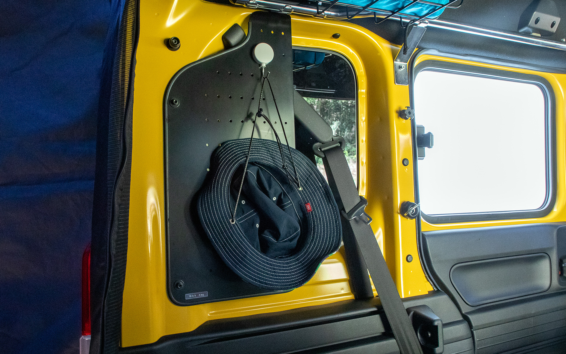 こちらは有孔ボード。価格は1万1550円/1枚。リアクォーターウインド部につけるので2枚装着できる。材質は金属なのでマグネット類の固定具が使える。また、フックを引っかける孔も開いている。すぐ使いたいマグカップやライト類など引っかけるのにちょうどいい