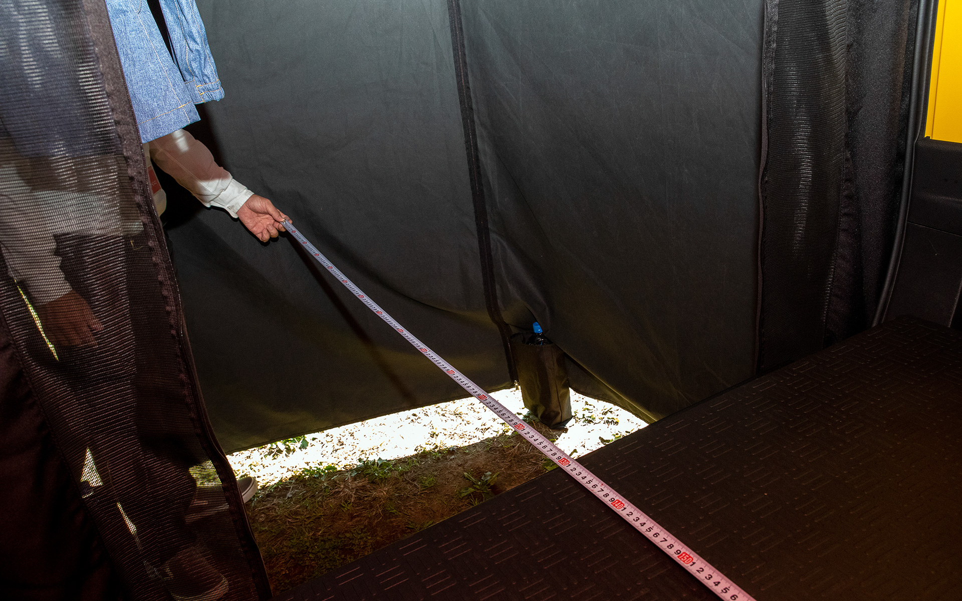 部屋内の寸法を測ってみた。奥行きは約130cm。幅は約150cmと広い。暖かい時期なら着替えのスペースとしてゆったり使える