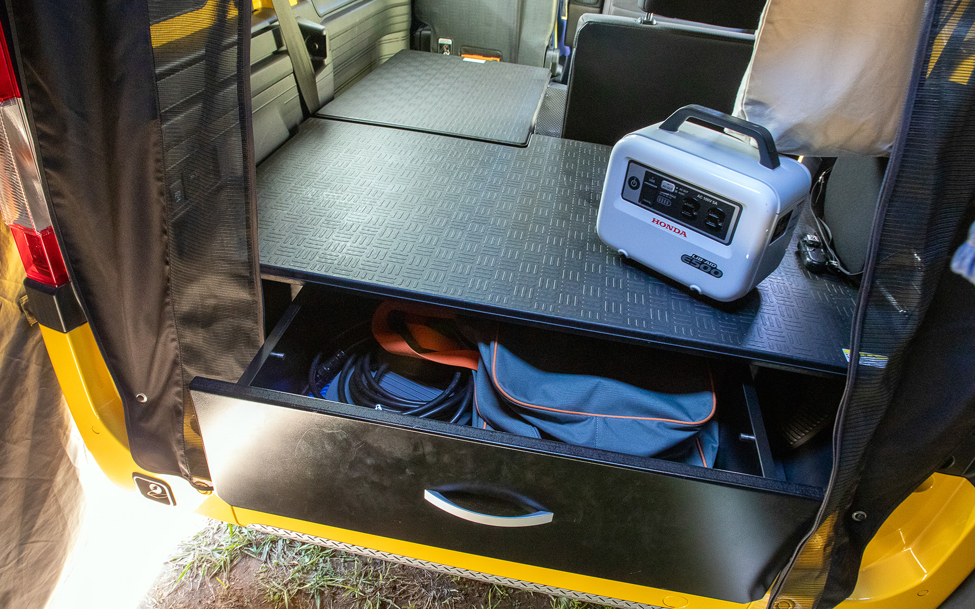 マルチボードの下にはキャンピングカー架装メーカーのホワイトハウスと共同企画して製作されたN-VAN用スライド式収納ボックスが装備されていた。ボックスの蓋に付属の足を付けると簡易テーブルになるというユニークなアイテム。価格は9万0720円