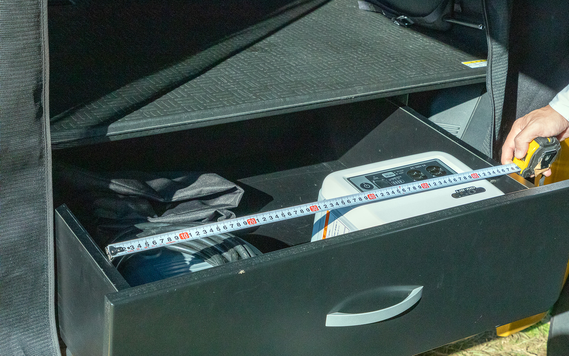 ボックスをメジャーで測ってみた。奥行きが約60cm、横が約65cm、深さが約19cmだった。大雑把な計測なので参考程度で