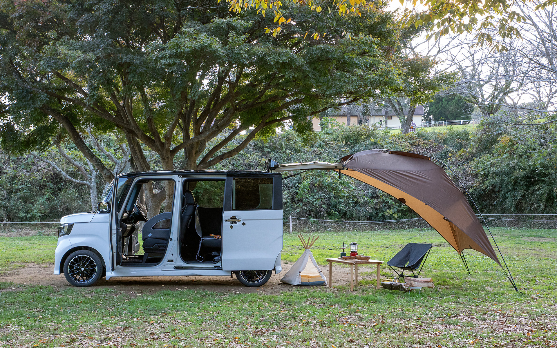 会場にはN-BOXのHonda Dog＋デイキャンプ仕様も展示。キャンパルジャパンのタープと組み合わせている