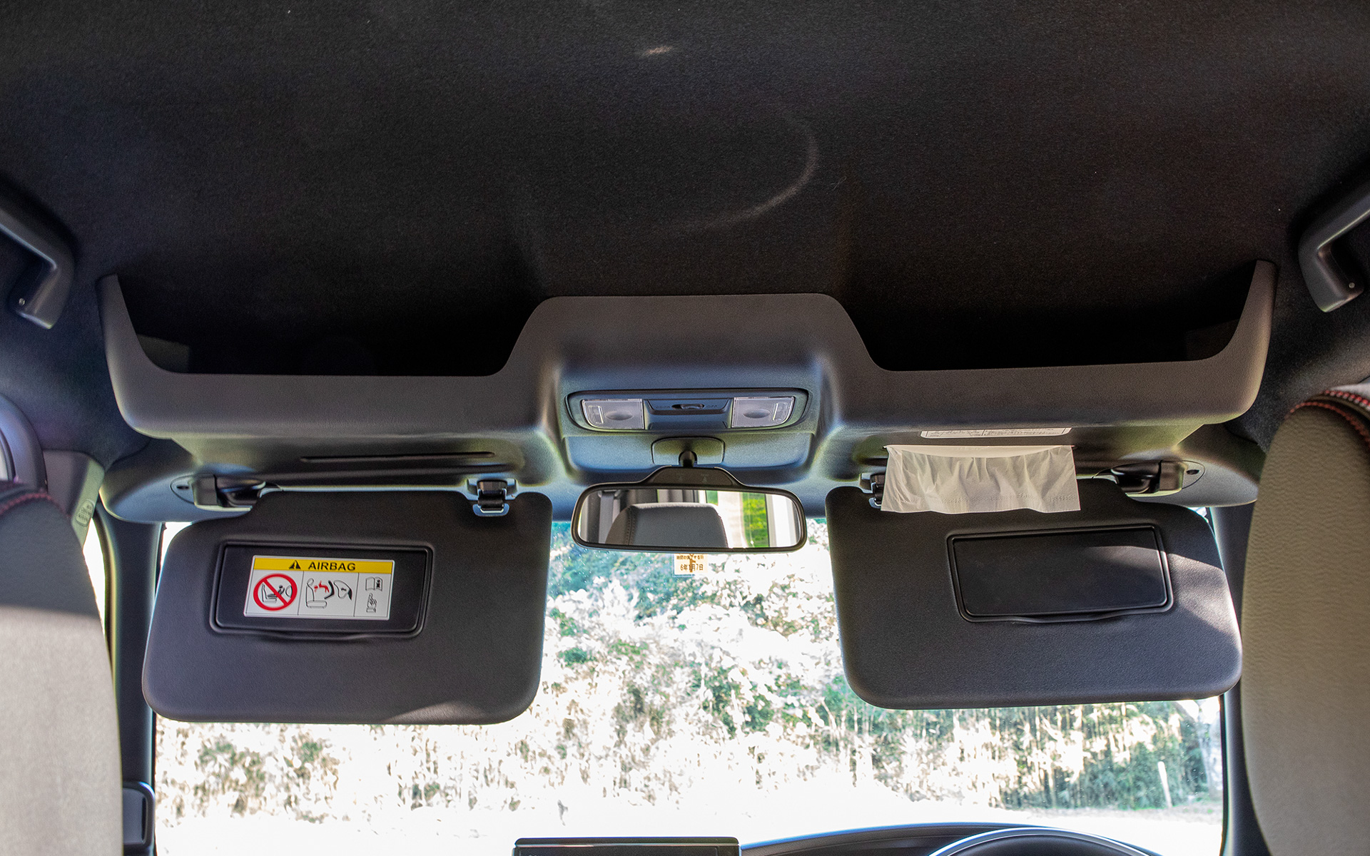 大型ルーフコンソール+ラゲッジトレイがセットの収納パッケージ。価格は2万2000円