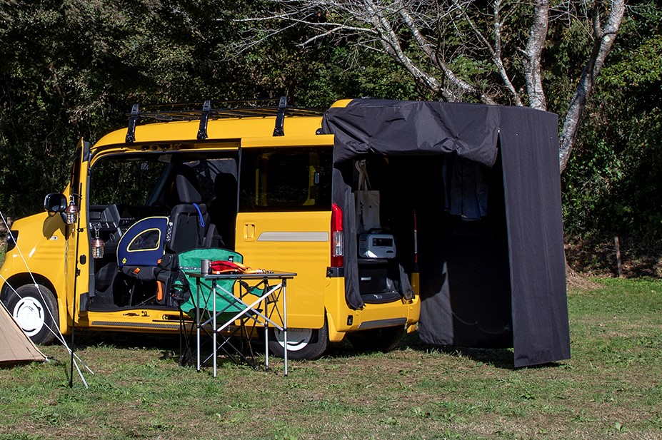 テールゲートを開けた状態でその下に簡易的な部屋を作るテールゲートカーテン。価格は2万4200円。3方向とも巻いて止めることが可能。裾には2Lのペットボトルを重りとして入れられるポケットも装備している