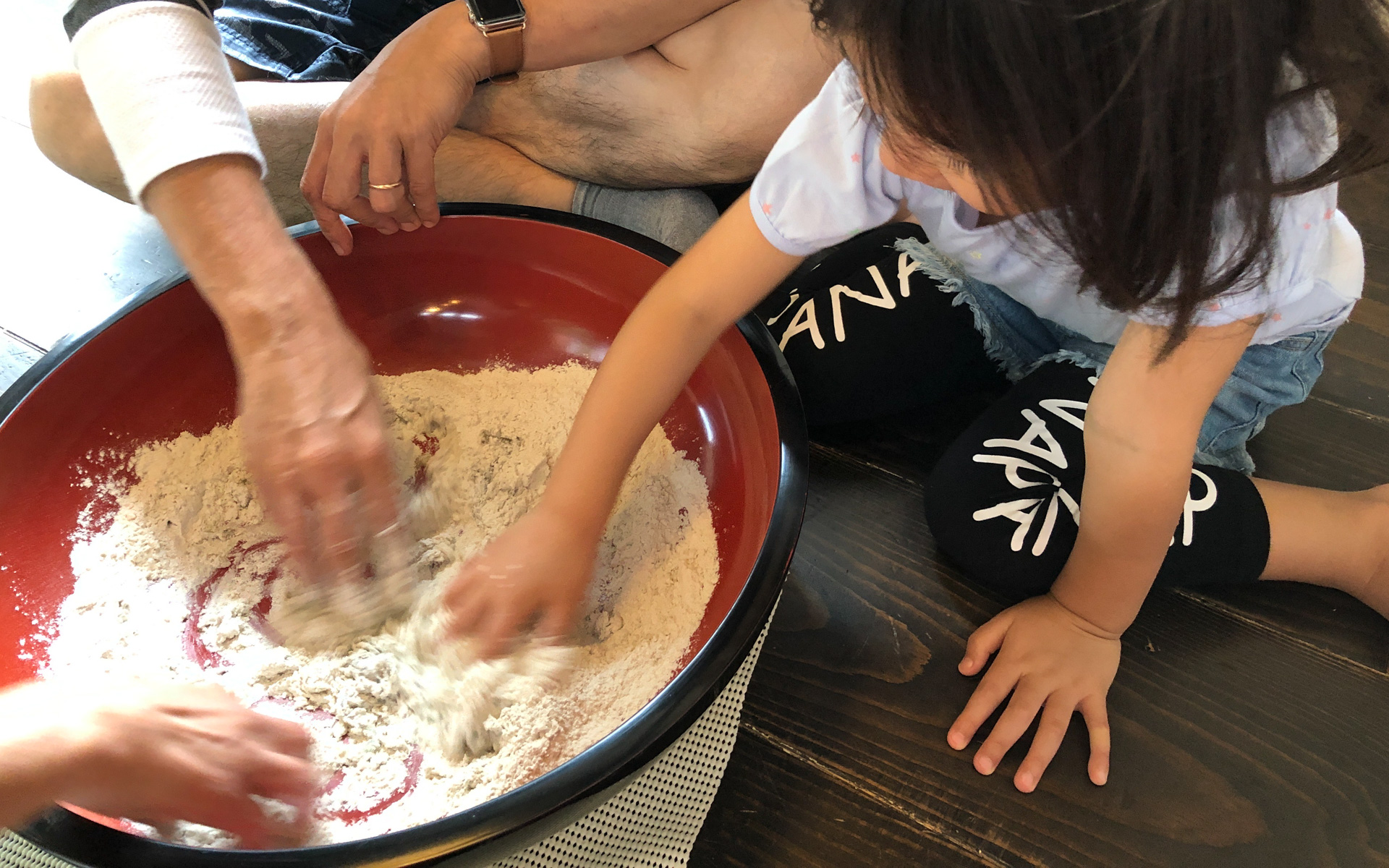 白っぽくてきれいな自家製そば粉を使い、家族みんなでそば打ち初体験がスタート。子供にとってはお砂場遊びみたいな感覚かもしれませんが、手でこねていくのは見た目よりも難しく、経験と技術が必要なところです