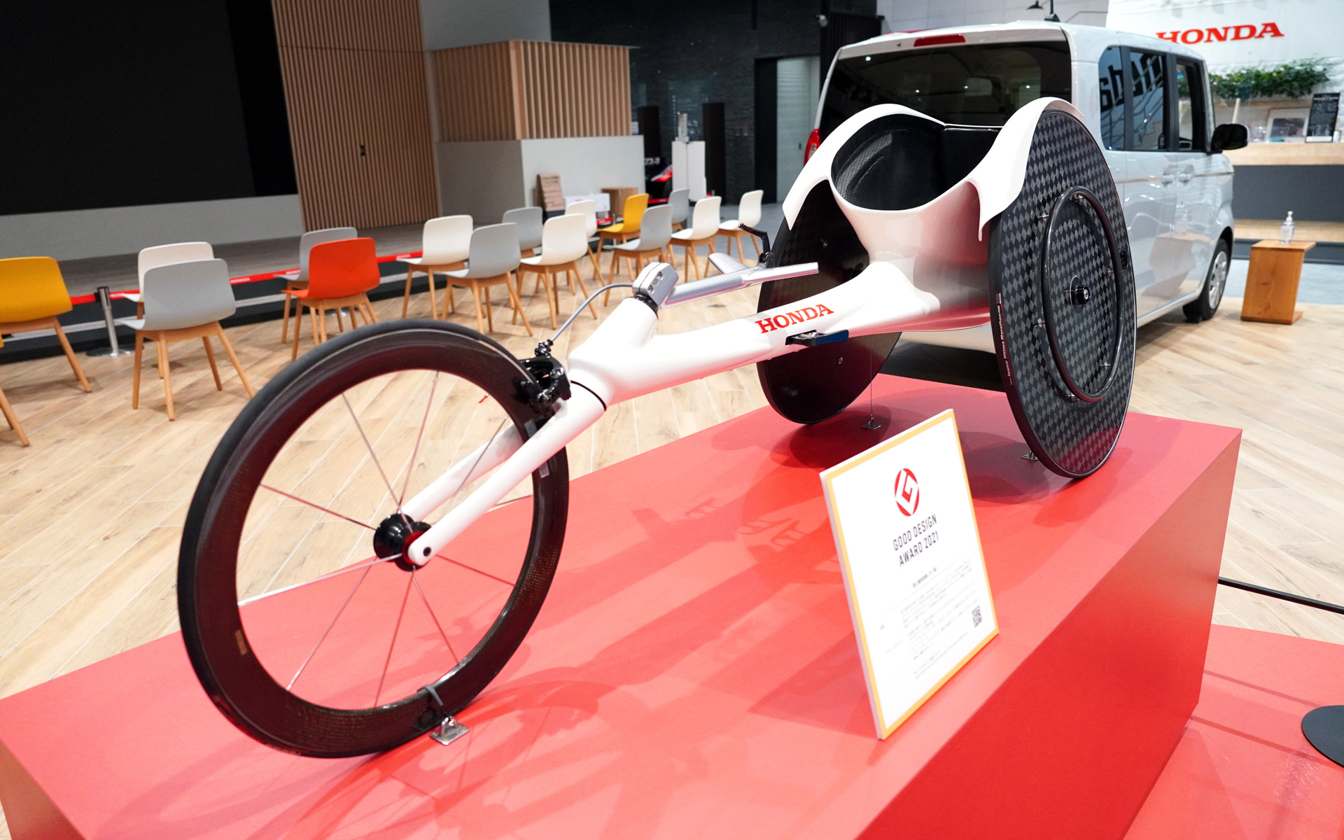 2021年度グッドデザイン賞を受賞した陸上競技用車いす「翔（KAKERU）」