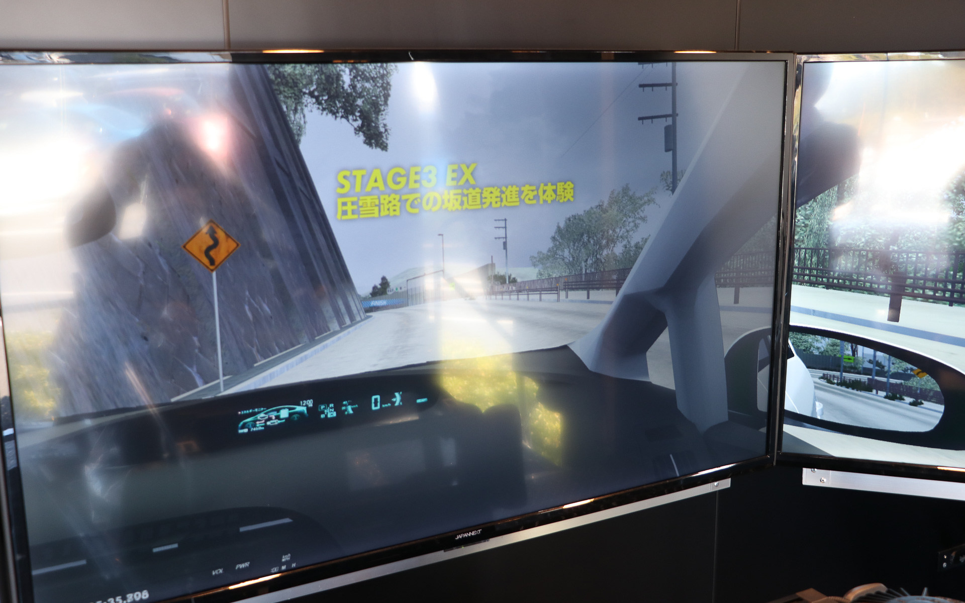 ステージ3は一般道を模したコースで雪上ドライブと坂道発進で違いを体験