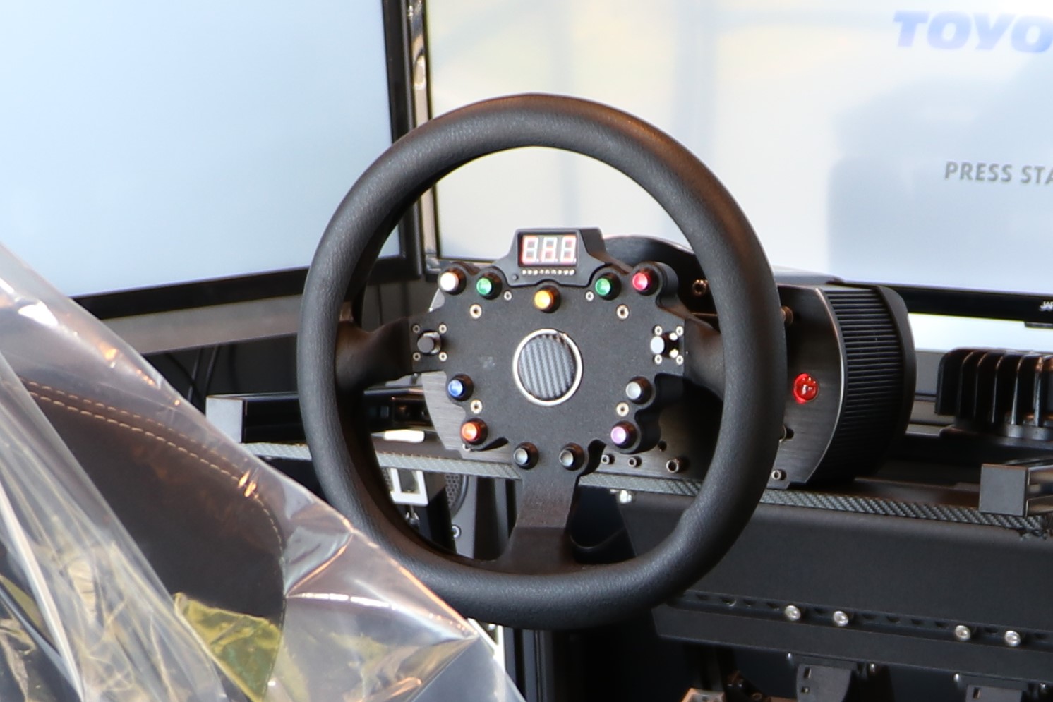 ステアリングにはボタンがたくさん付いているが今回は使用せず