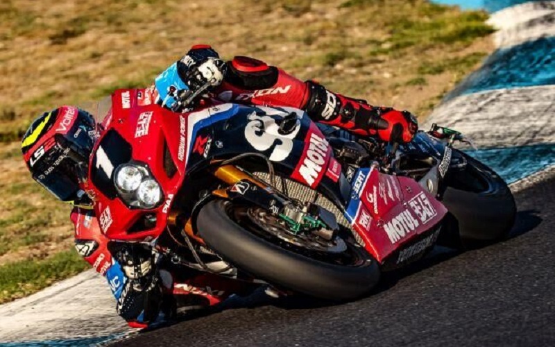 ヨシムラSERT Motulは、スズキのメーカー委託を受けてワークス参戦。ファクトリー参戦初年度にして、初タイトルを獲得した。