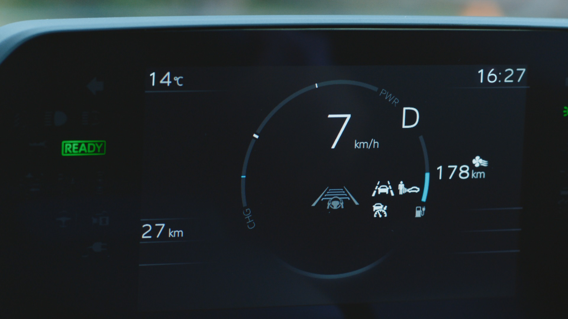インテリアではインパネ上部に配置したトップマウントメーターをスバルとして初採用