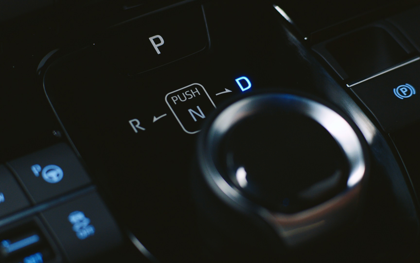 インテリアではインパネ上部に配置したトップマウントメーターをスバルとして初採用