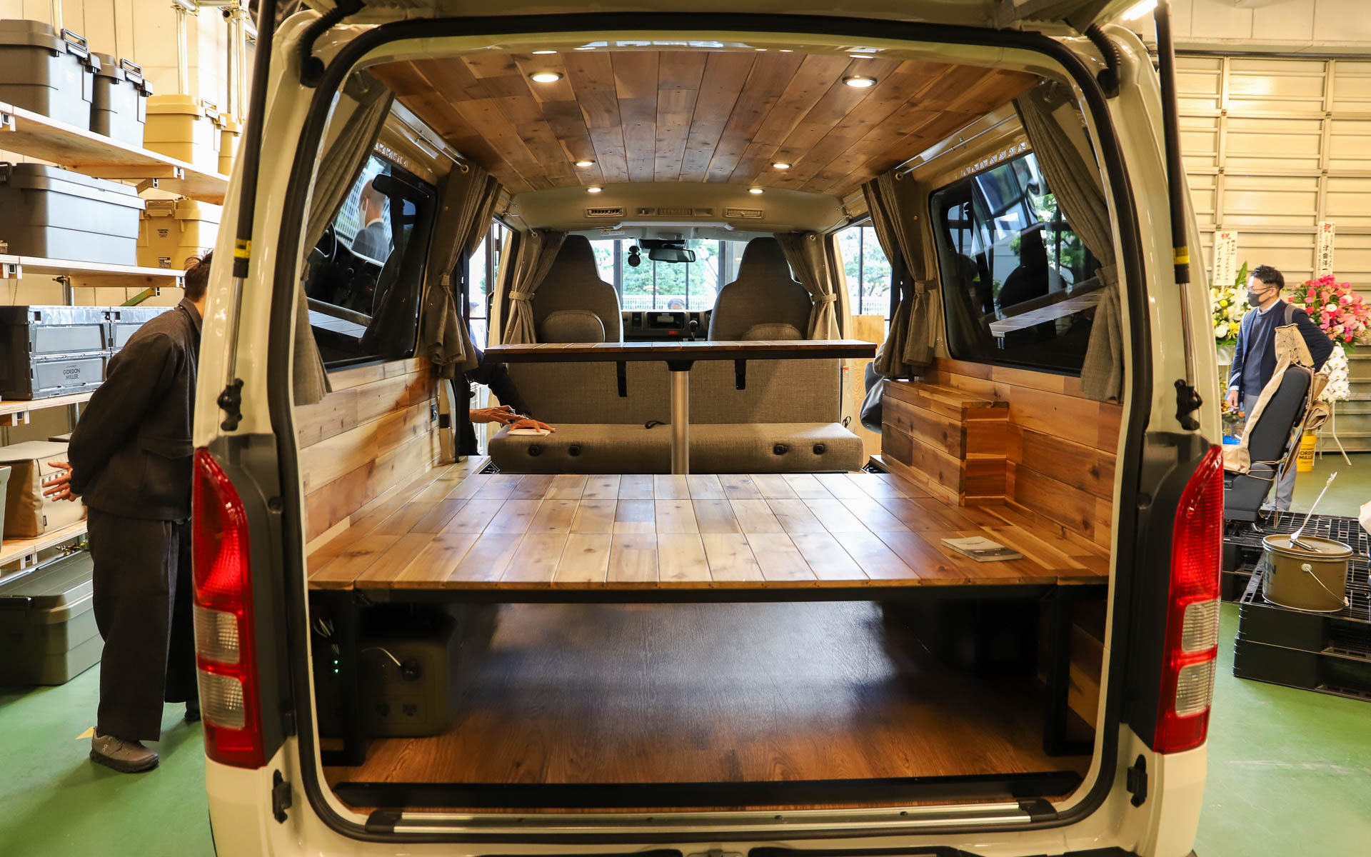 天然木を用いた温もりのある内装は、ドライブモード、ベッドモード、テーブルモードと、シーンに応じてフレキシブルに使い分けることができる