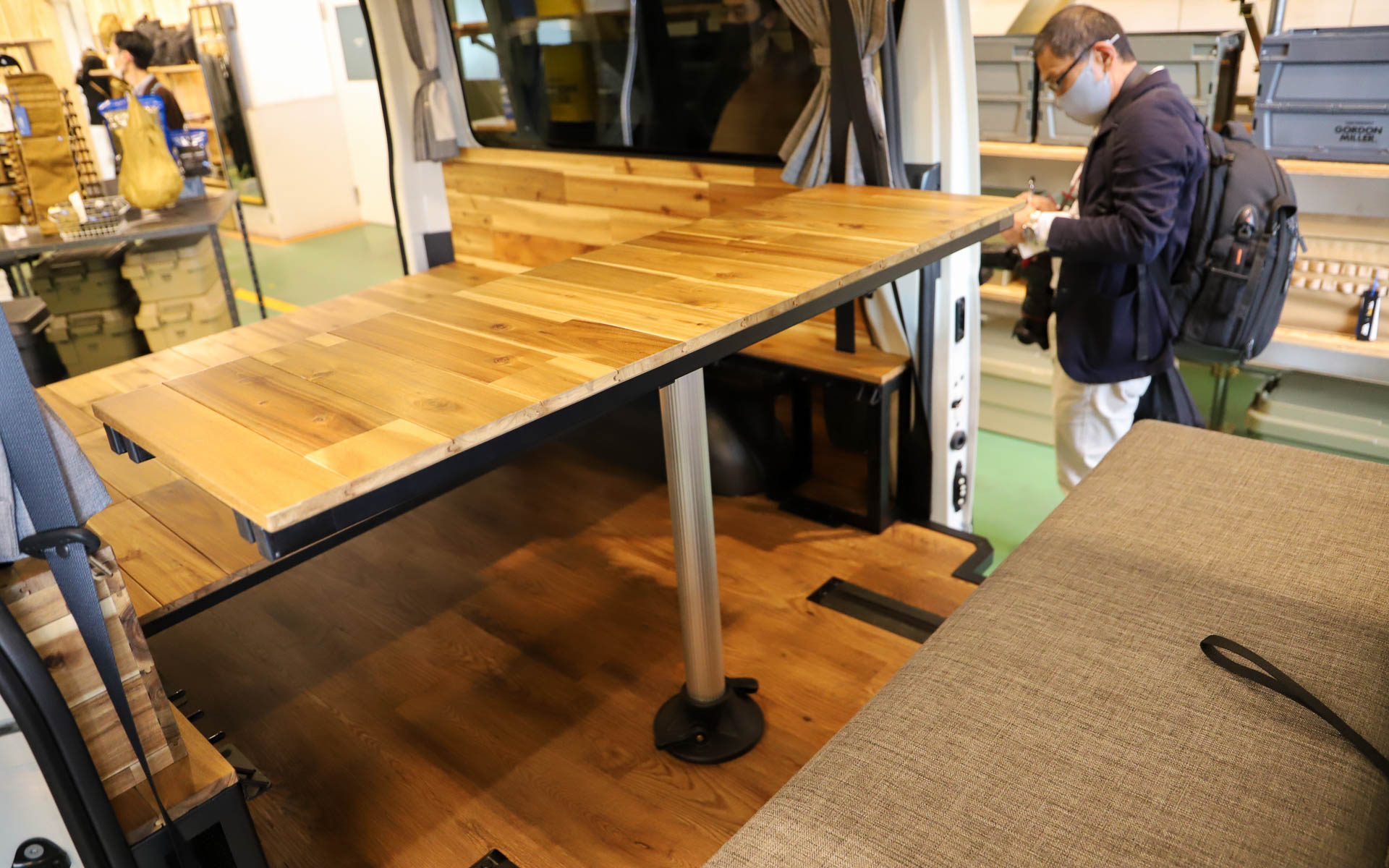 天然木を用いた温もりのある内装は、ドライブモード、ベッドモード、テーブルモードと、シーンに応じてフレキシブルに使い分けることができる