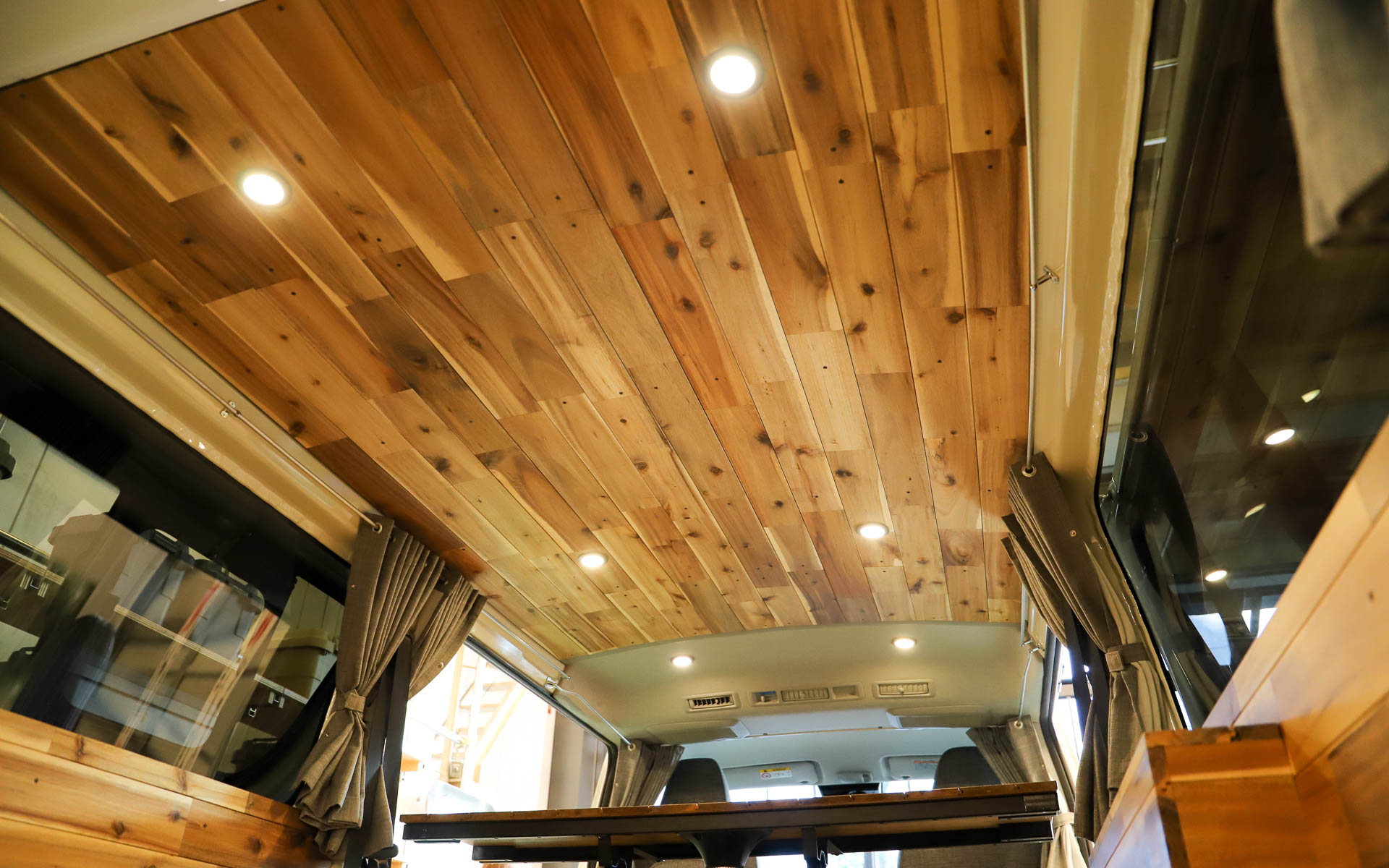 天然木を用いた温もりのある内装は、ドライブモード、ベッドモード、テーブルモードと、シーンに応じてフレキシブルに使い分けることができる