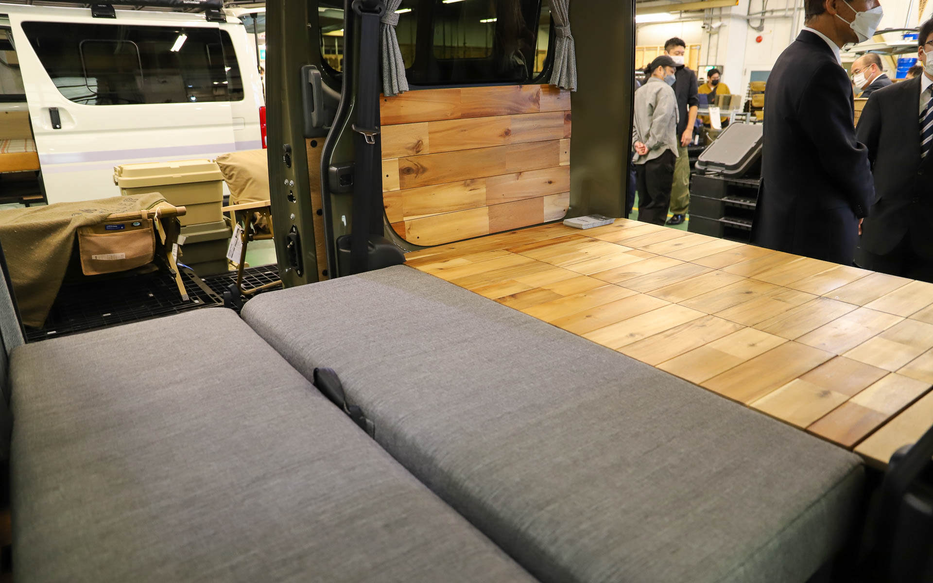 NV200をベースにした「C-01」。どちらの車両も購入可能なモデルとなる