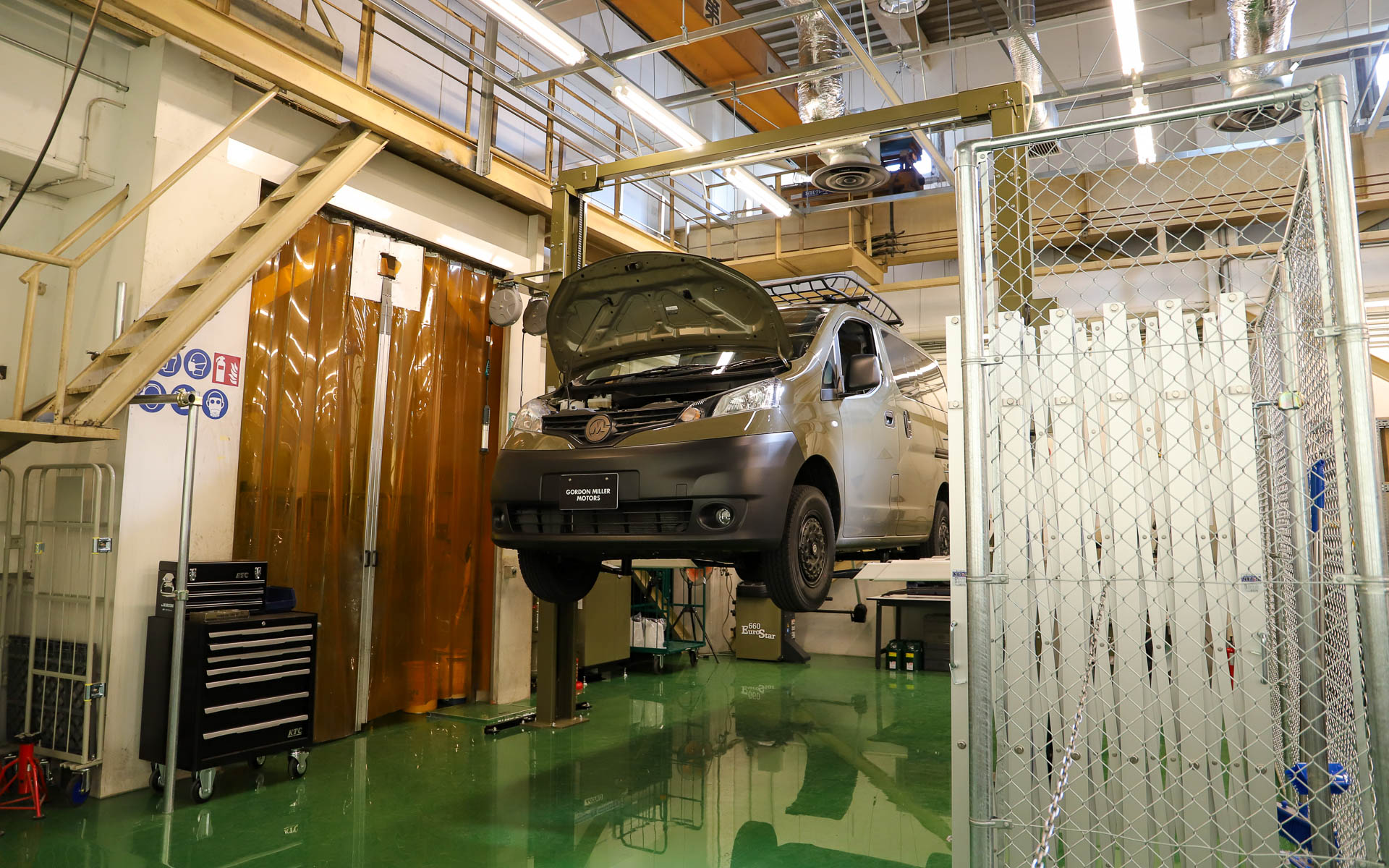 GORDON MILLER MOTORS専用のピットを備える