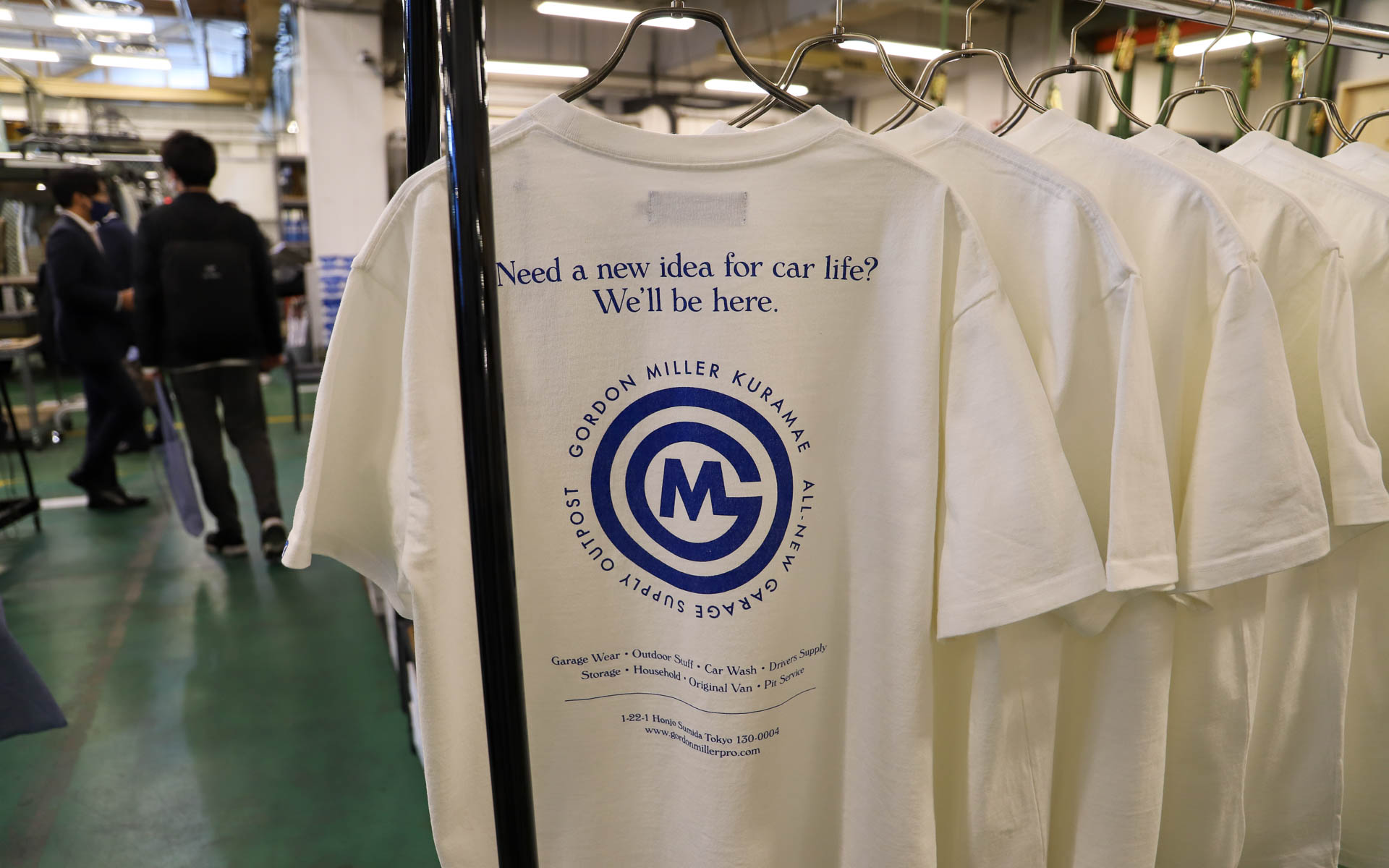 GORDON MILLER KURAMAEのロゴが入ったTシャツ。厚手の生地でしっかりしたつくりなので、上にジャケットを羽織っても、1枚でもさらっと着こなせる