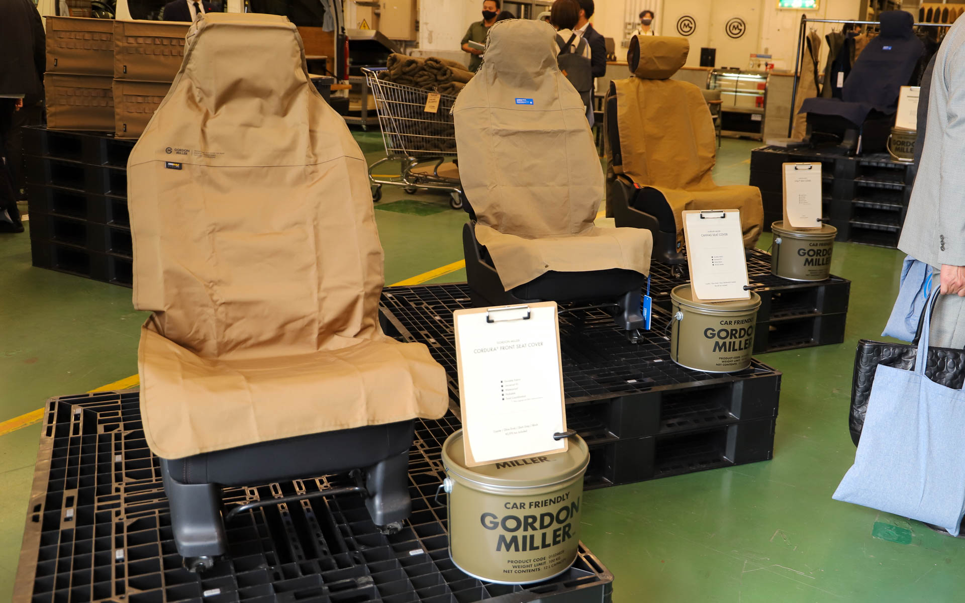 シートカバーの種類も豊富。キャンバス地のものから、「CORDURA（コーデュラ）」という耐摩耗性があり引き裂きに強いファブリックに撥水加工を施したものまで、好みに応じて選べるようになっている