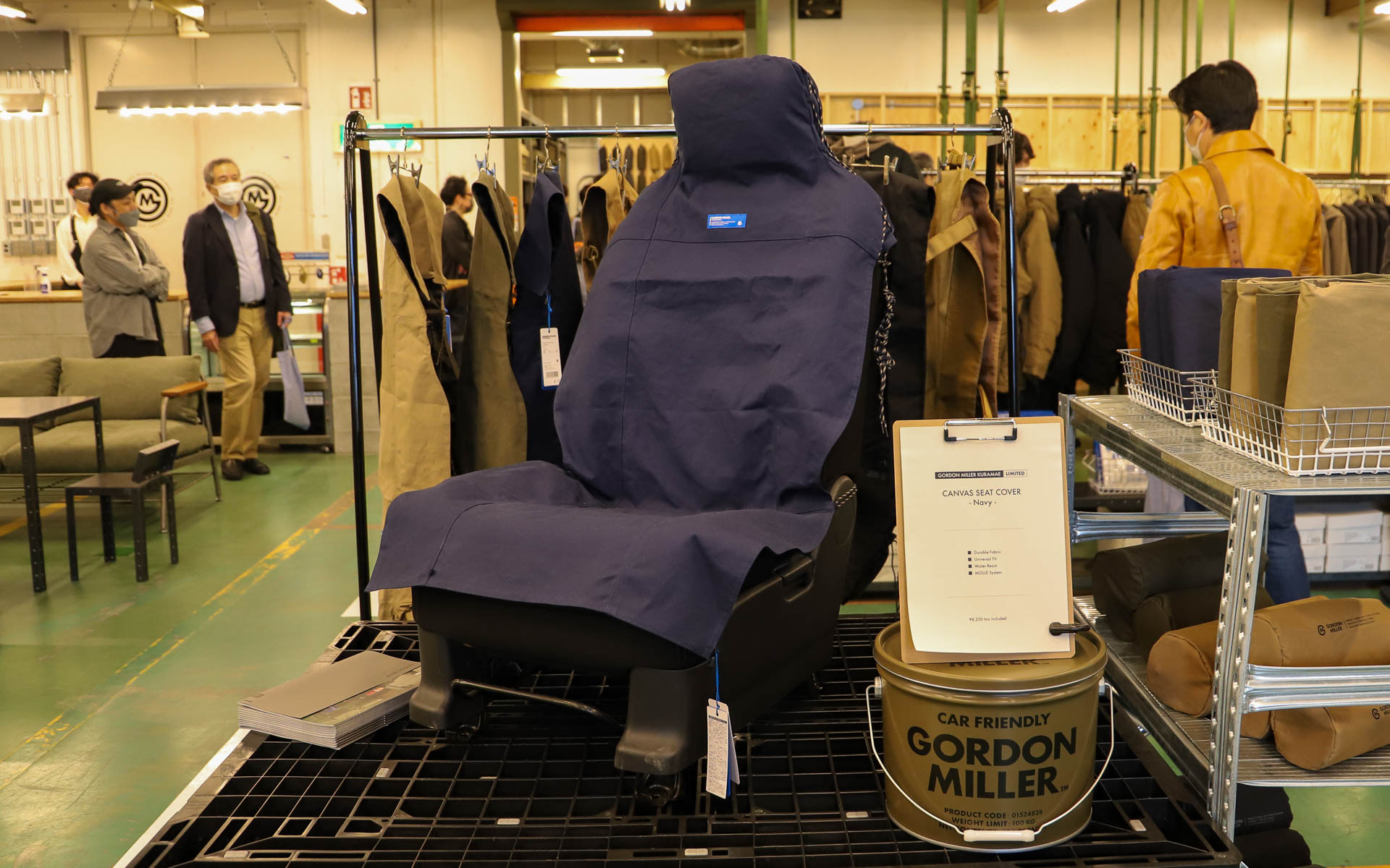 シートカバーの種類も豊富。キャンバス地のものから、「CORDURA（コーデュラ）」という耐摩耗性があり引き裂きに強いファブリックに撥水加工を施したものまで、好みに応じて選べるようになっている