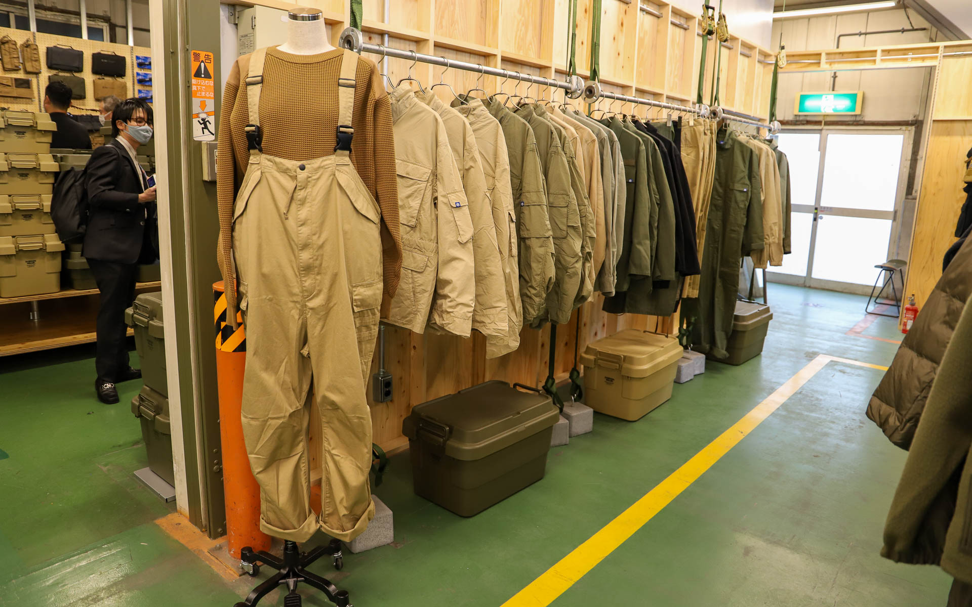 男女問わず着られるユニセックスなアパレルを展開。バッグやキャップといった小物や、コーデュラ素材のシューズ、ステッカー類もラインアップ