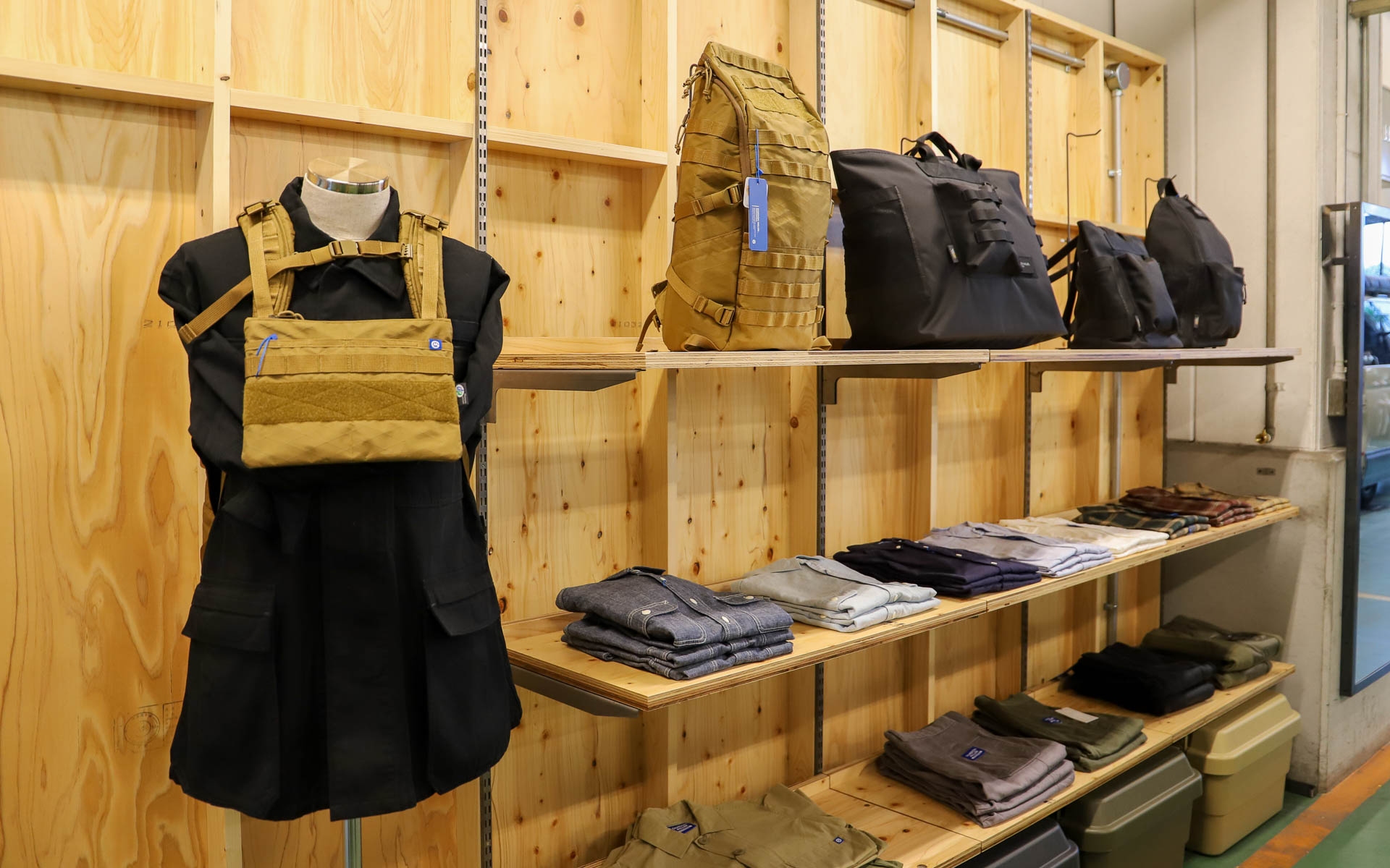 男女問わず着られるユニセックスなアパレルを展開。バッグやキャップといった小物や、コーデュラ素材のシューズ、ステッカー類もラインアップ